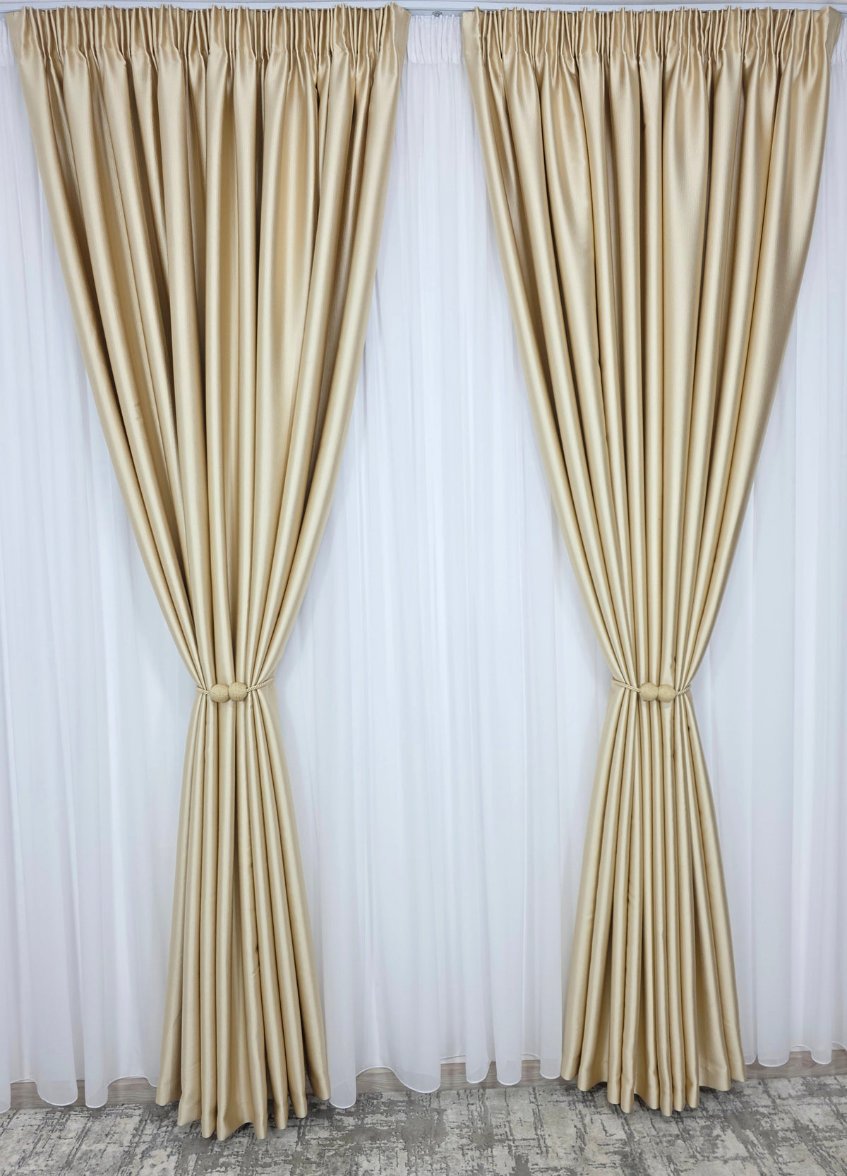 Colectia Noapte-Zi: Perdea voal alb premium si Draperie Paris blackout 100% opaca pe culoarea crem-auriu