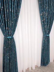 Draperie Mayon din Catifea Turcoaz cu Insertii Aurii – ideala pentru livinguri cu canapele crem, gri deschis sau bej si accente aurii, mobilier alb sau lemn natur, confectionata pe comanda
