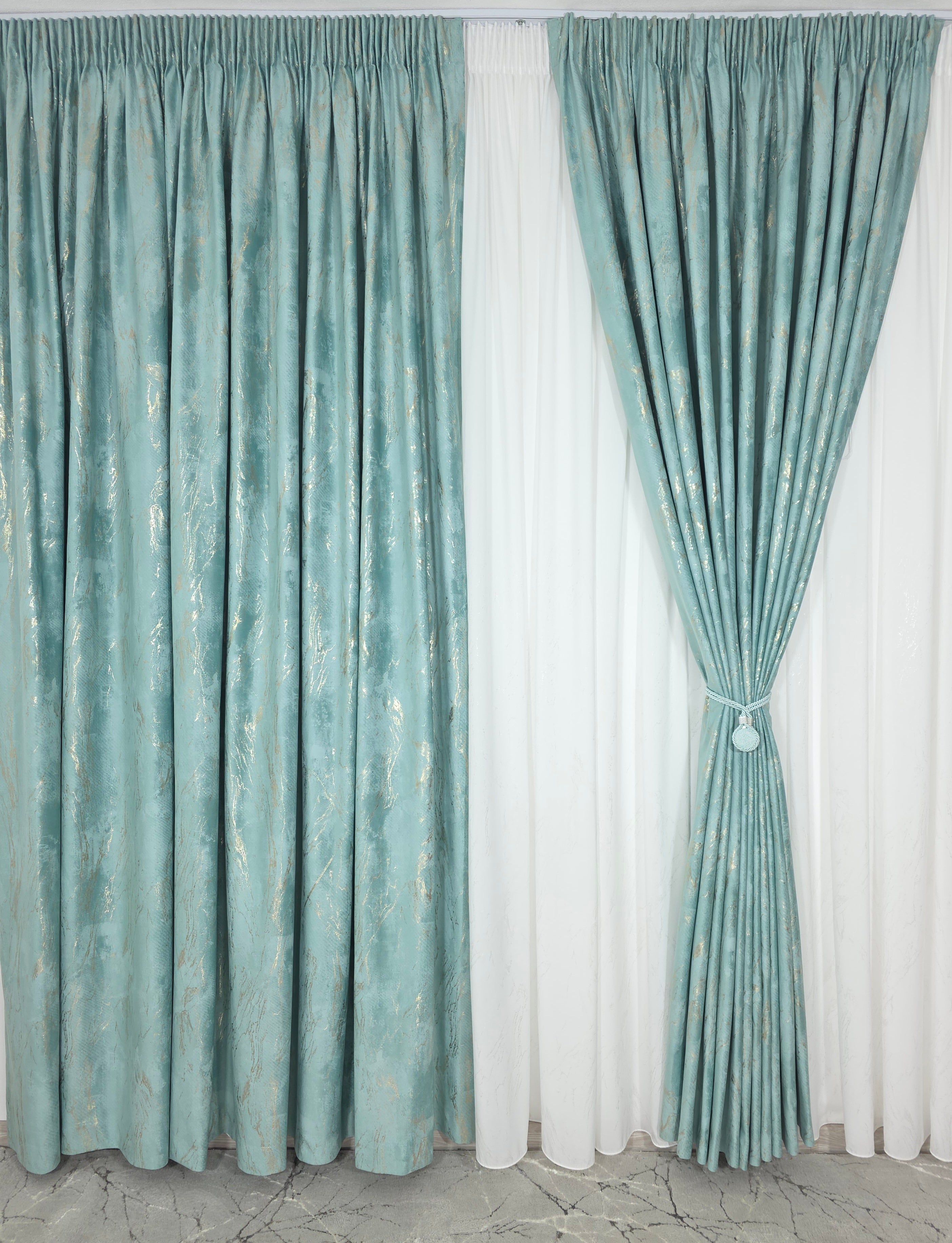 Colectia Venetia: perdea din matase cu insertii aurii varianta 3 si draperie din catifea cu insertii aurii - Verde Menta