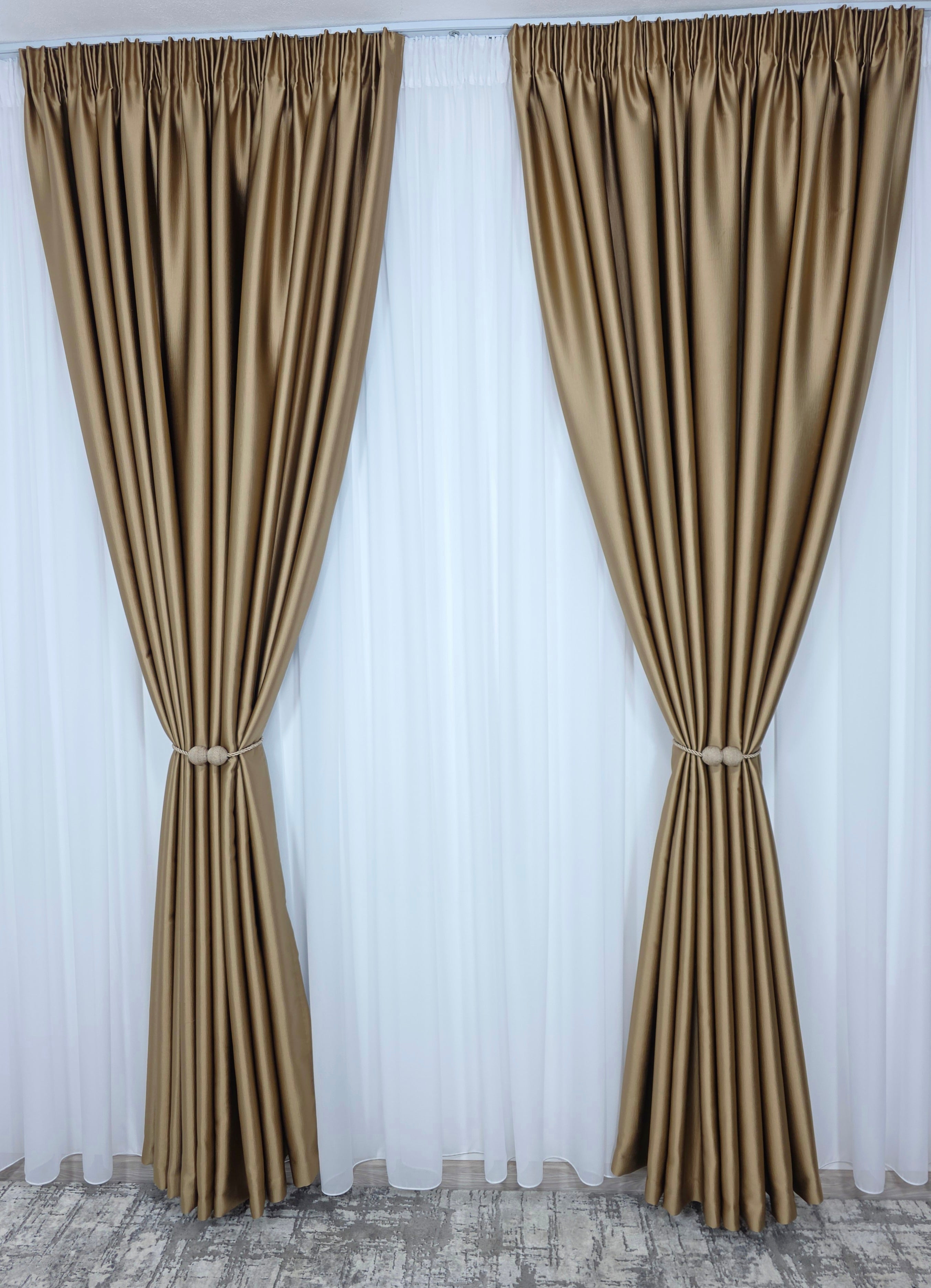 Colectia Noapte-Zi: Perdea voal alb premium si Draperie Paris blackout 100% opaca pe culoarea caramel