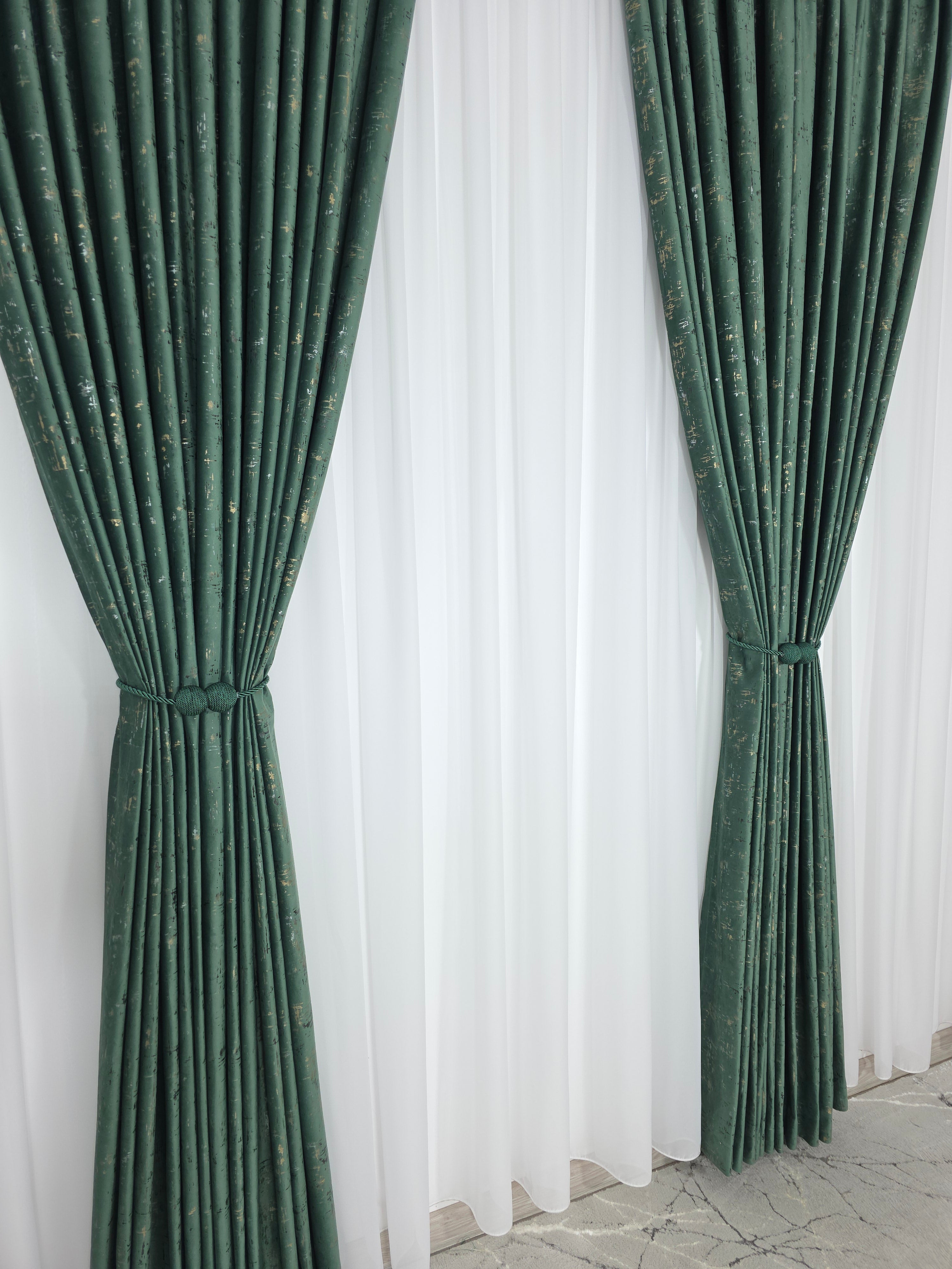 Set Esmeria : Perdea Voal Premium Si Draperie Catifea Verde Smarald Cu Insertii