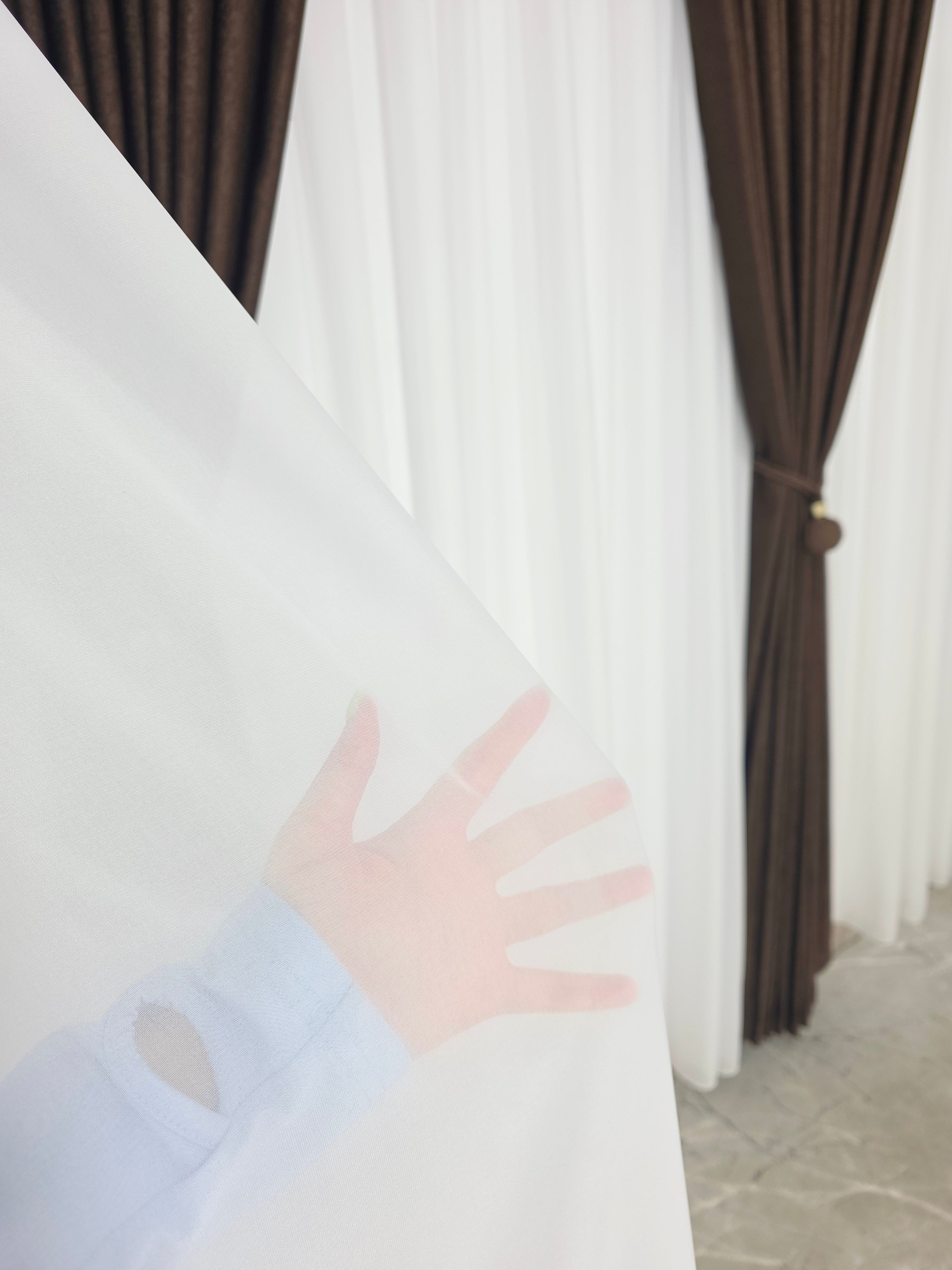 Colectia Soft: perdea voal alb si draperie uni, varianta mai ușoară a catifelei-Maro