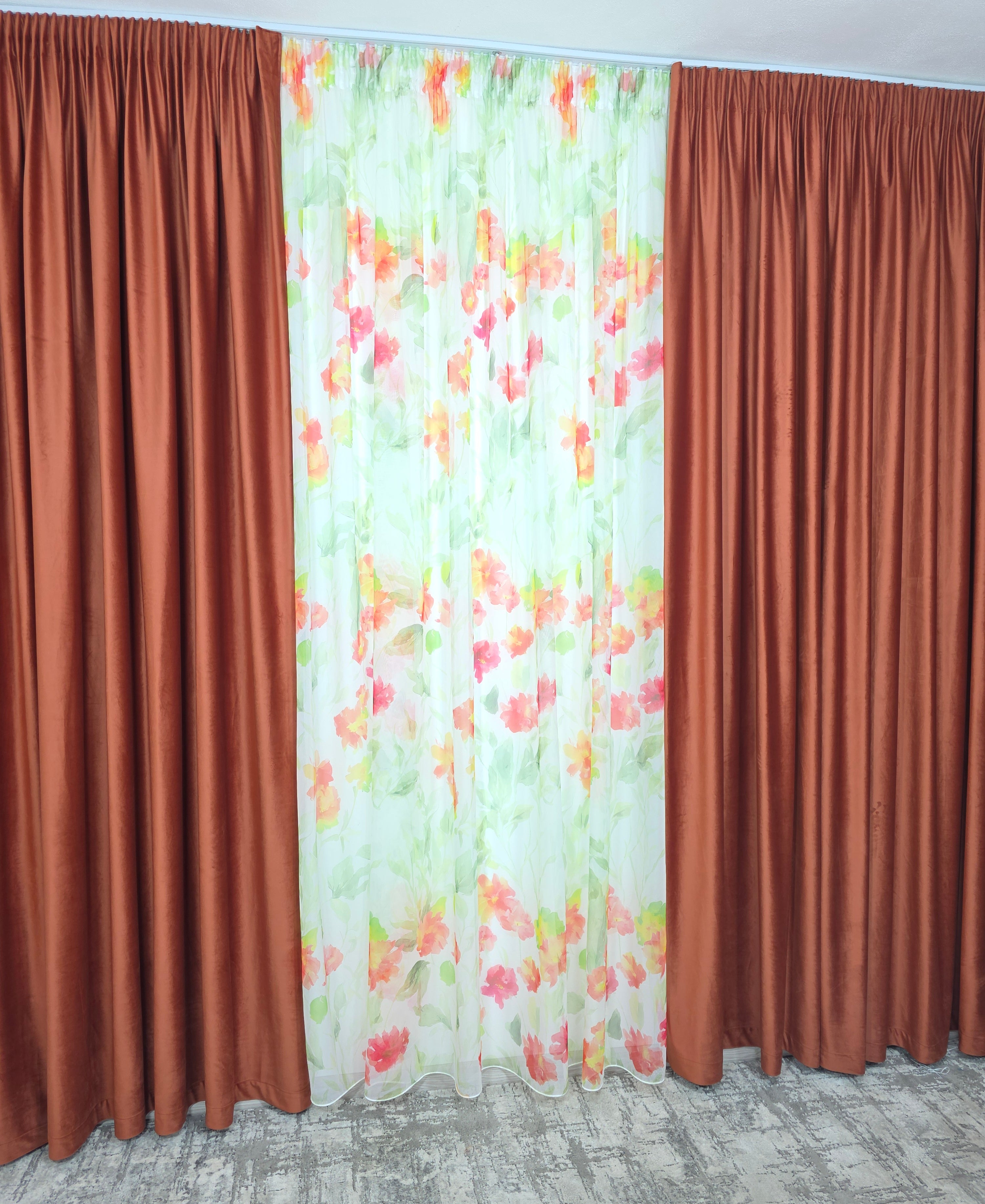 Set Petale in Cupru: Perdea Din Voal Cu Model Floral Si Draperie Catifea Caramiziu