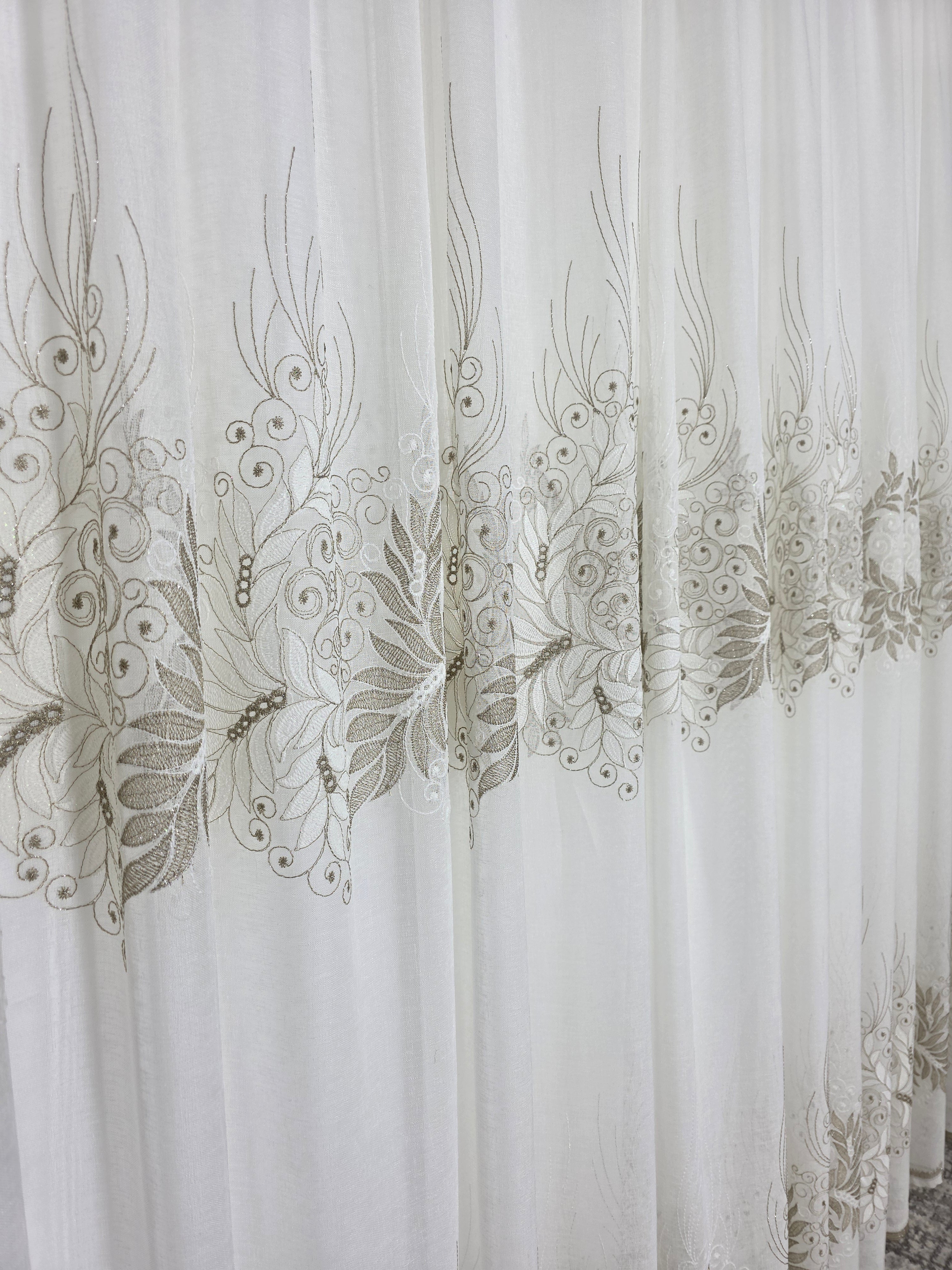 Set Amelia: perdea ivoire din in gros cu broderie bej si draperie din catifea bej inchis