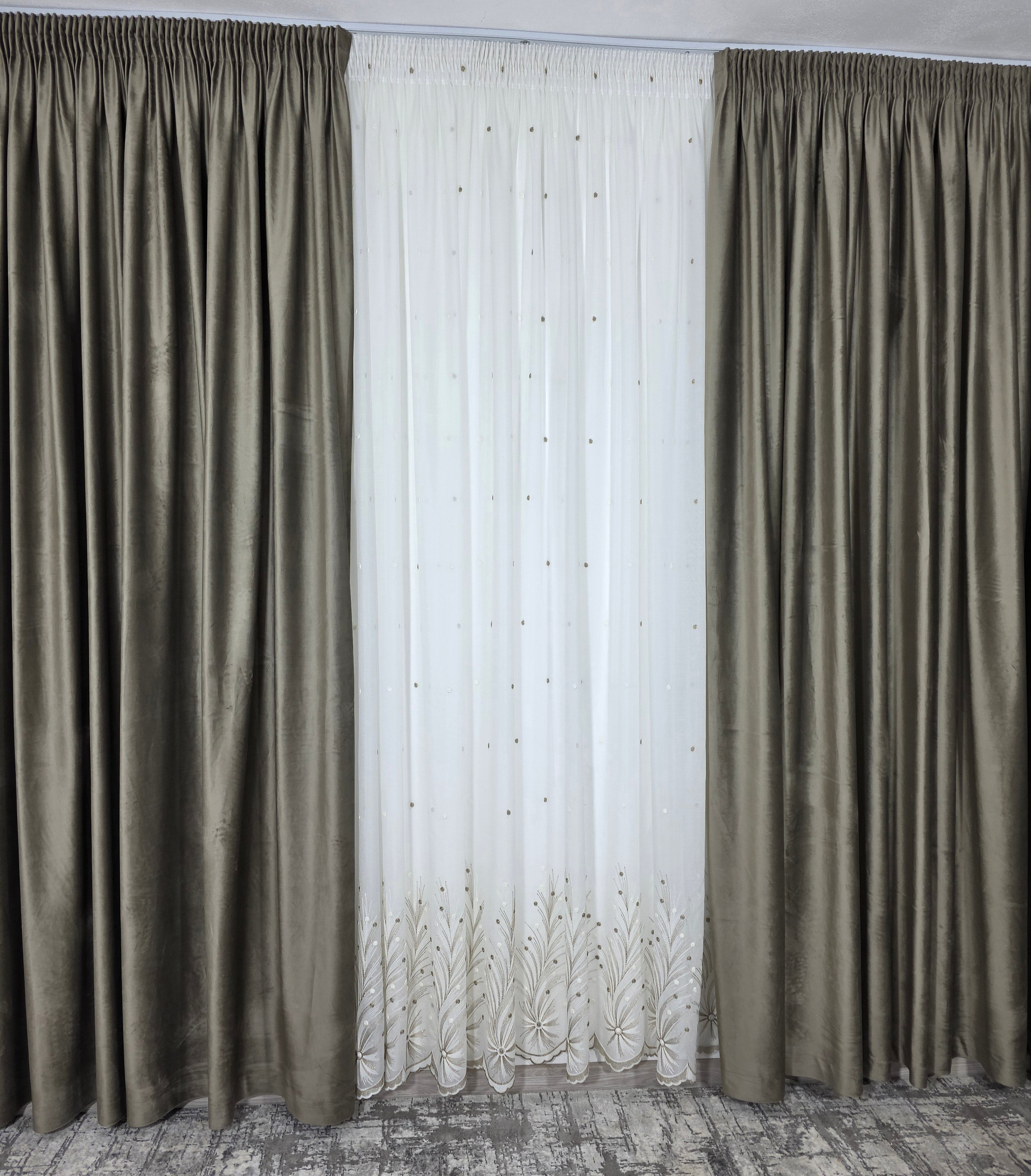 Set Gabriela: perdea ivoire in cristal cu broderie bej si draperie catifea bej inchis