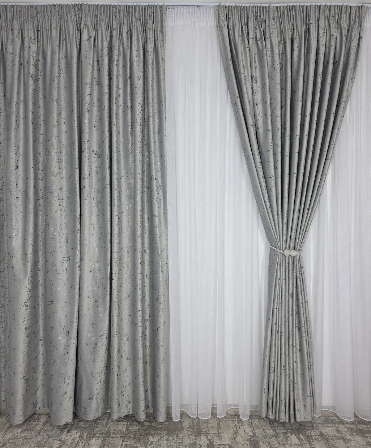 Colectia Pandantiv Gri Deschis – Set Ideal pentru Livinguri si Dormitoare in Nuante de Gri Deschis, Alb, Crem, Bej sau Argintiu - Perdea Alba din Borangic cu Sidef Argintiu si Draperie Catifea Gri Deschis cu Insertii Argintii - Confectionat pe Comanda