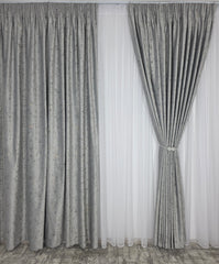 Colectia Pandantiv Gri Deschis – Set Ideal pentru Livinguri si Dormitoare in Nuante de Gri Deschis, Alb, Crem, Bej sau Argintiu - Perdea Alba din Borangic cu Sidef Argintiu si Draperie Catifea Gri Deschis cu Insertii Argintii - Confectionat pe Comanda