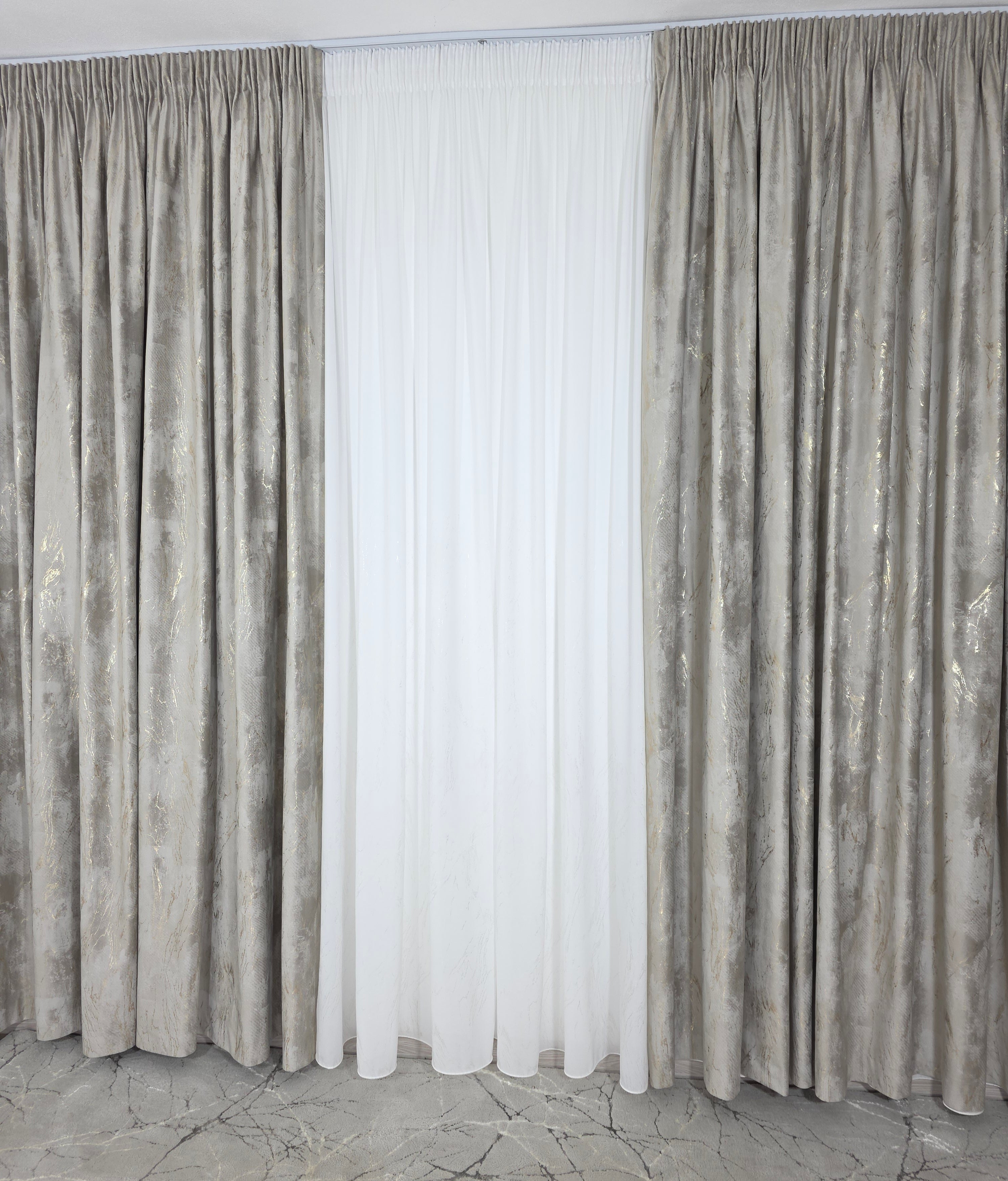Colectia Venetia: perdea din matase cu insertii aurii varianta 3 si draperie din catifea cu insertii aurii - Grej