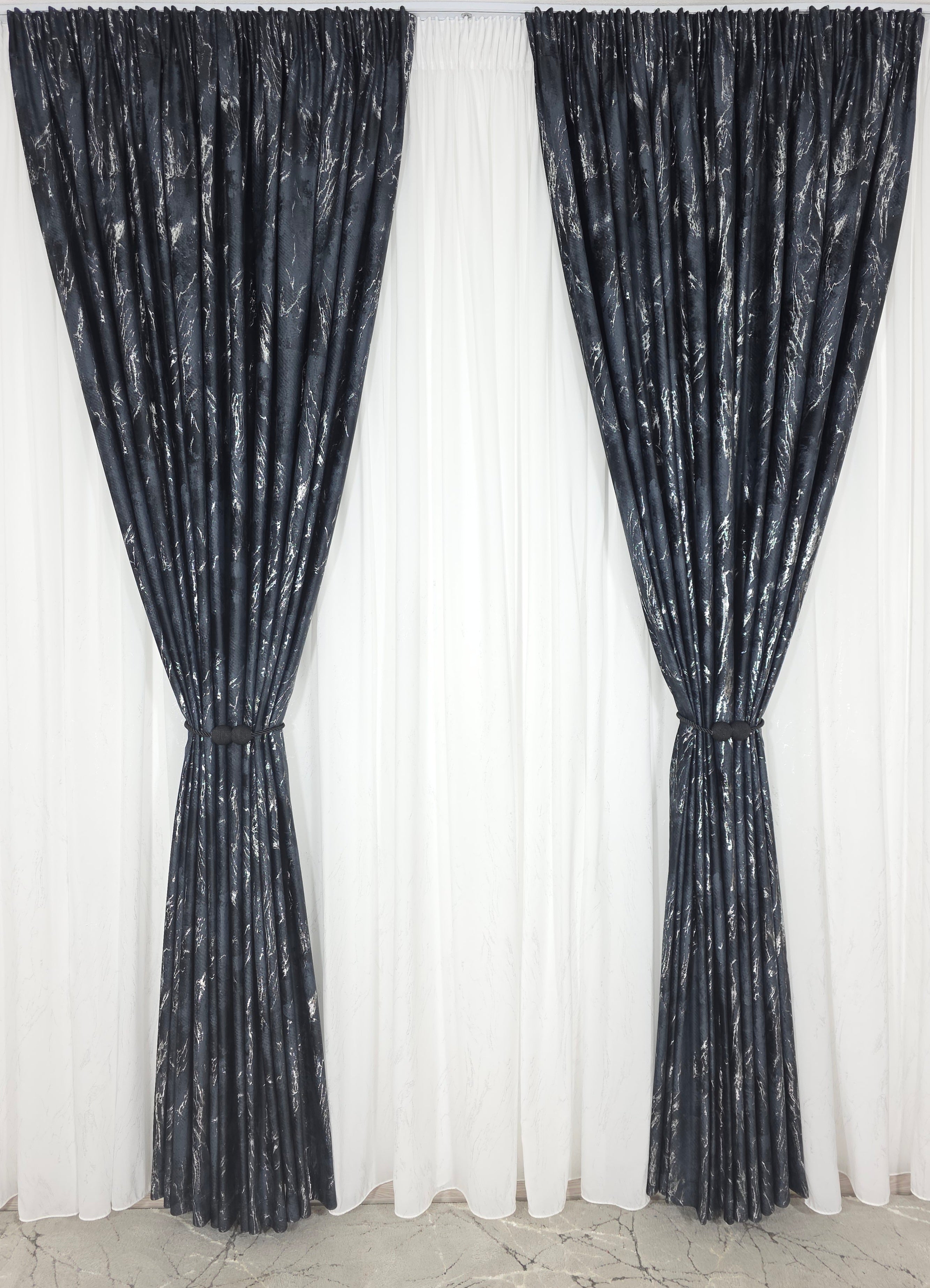 Colectia Venetia: perdea din matase cu insertii argintii varianta 3 si draperie din catifea cu insertii argintii - Negru