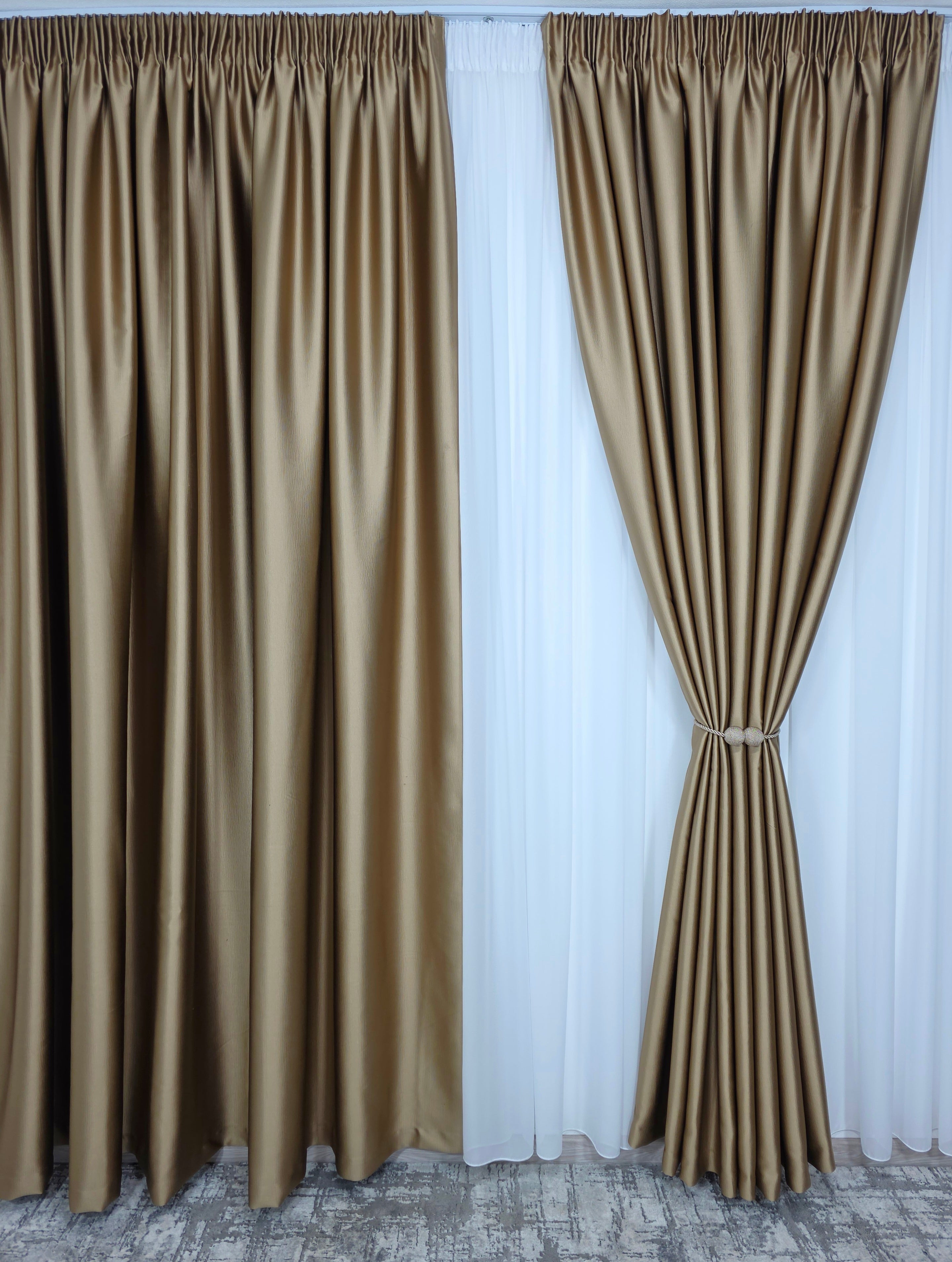 Colectia Noapte-Zi: Perdea voal alb premium si Draperie Paris blackout 100% opaca pe culoarea caramel
