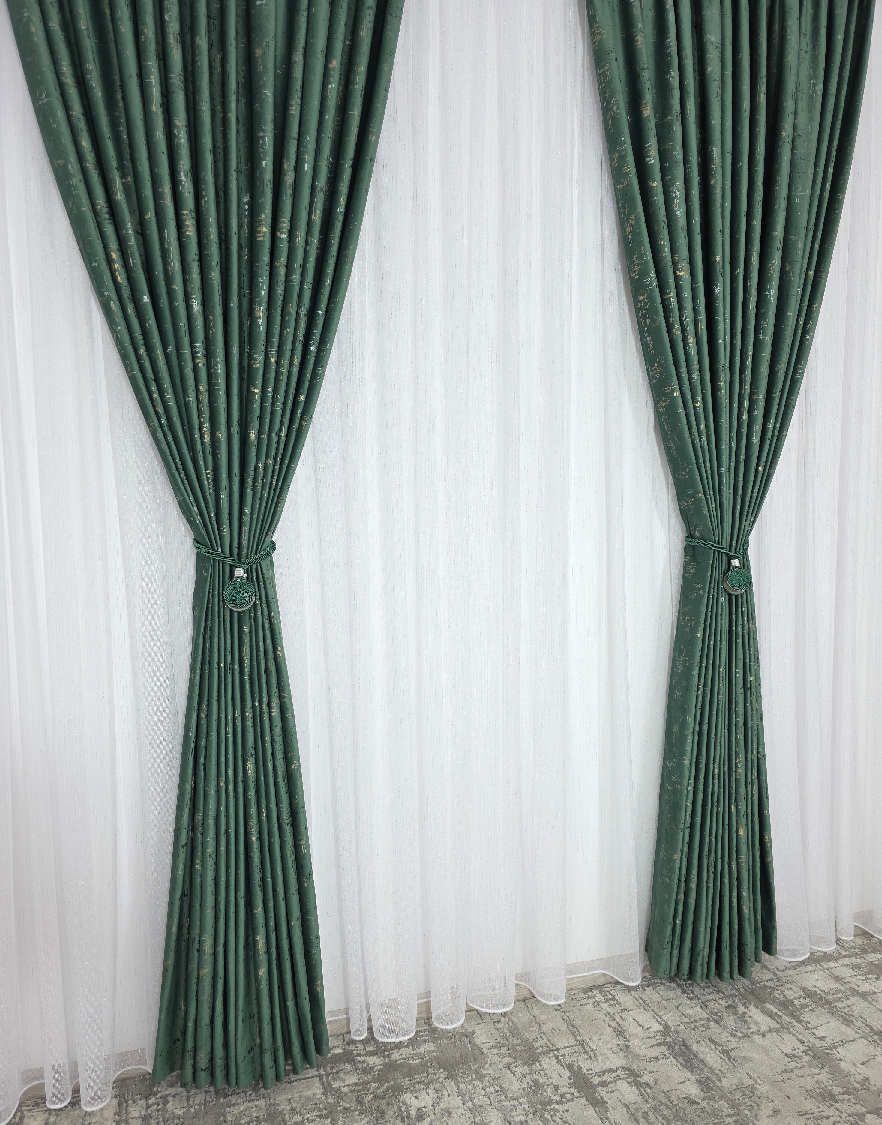 Colectia Pandantiv: Perdea Alba Din Borangic Cu Sidef Argintiu Si Draperie Catifea Verde Smarald Cu Insertii