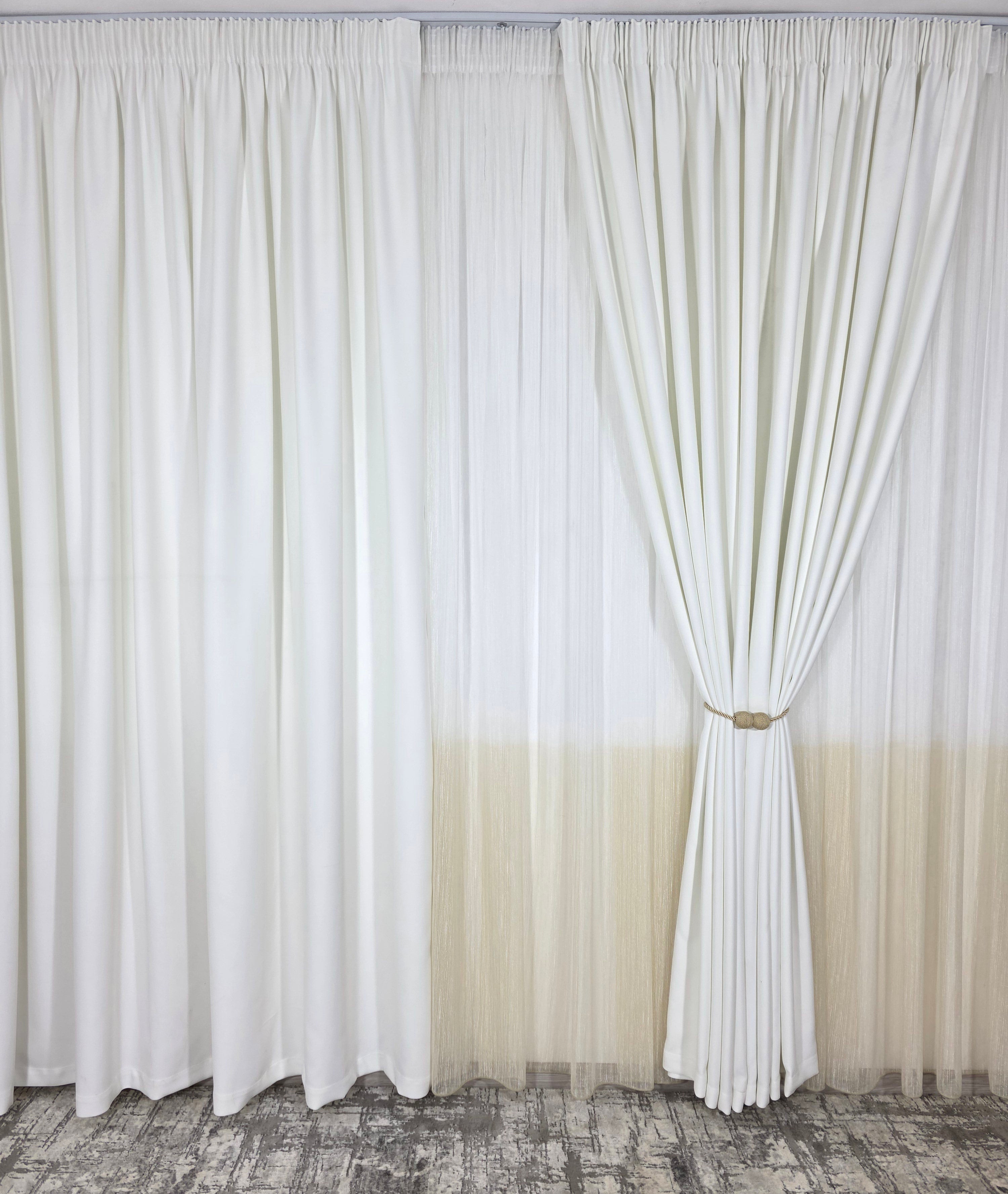 Set Blanca: perdea in doua culori alb-crem tip borangic si draperie blackout alb