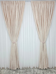 Draperie Santorini din Catifea Piersicuta cu Aspect Vopsea Pensulata si Insertii Aurii – Draperie eleganta pentru living si dormitor in nuante alb, crem, bej si auriu, confectionata pe comanda