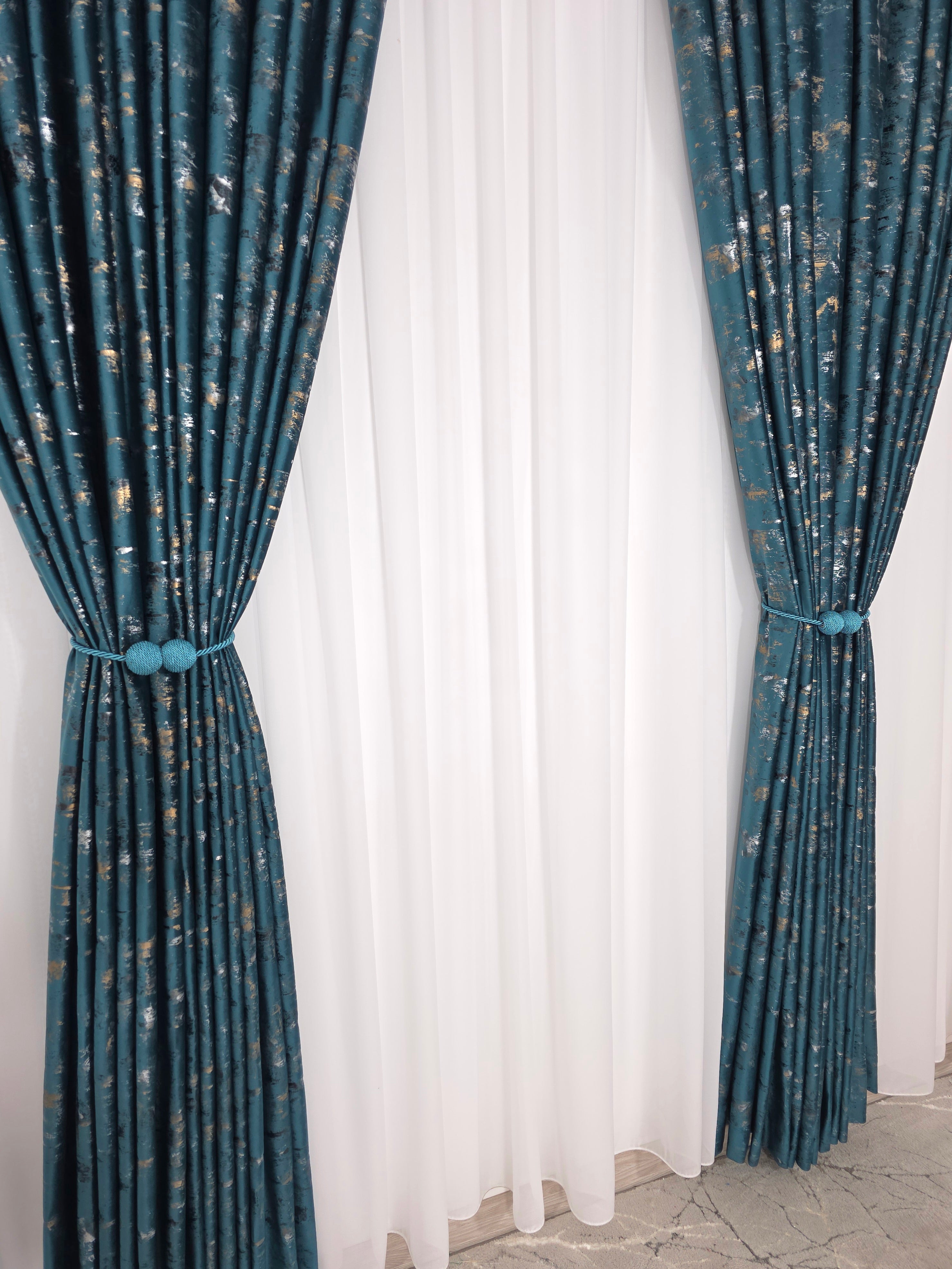 Colectia Elegance: Perdea Voal Premium Si Draperie Catifea Turcoaz Cu Insertii model Golden
