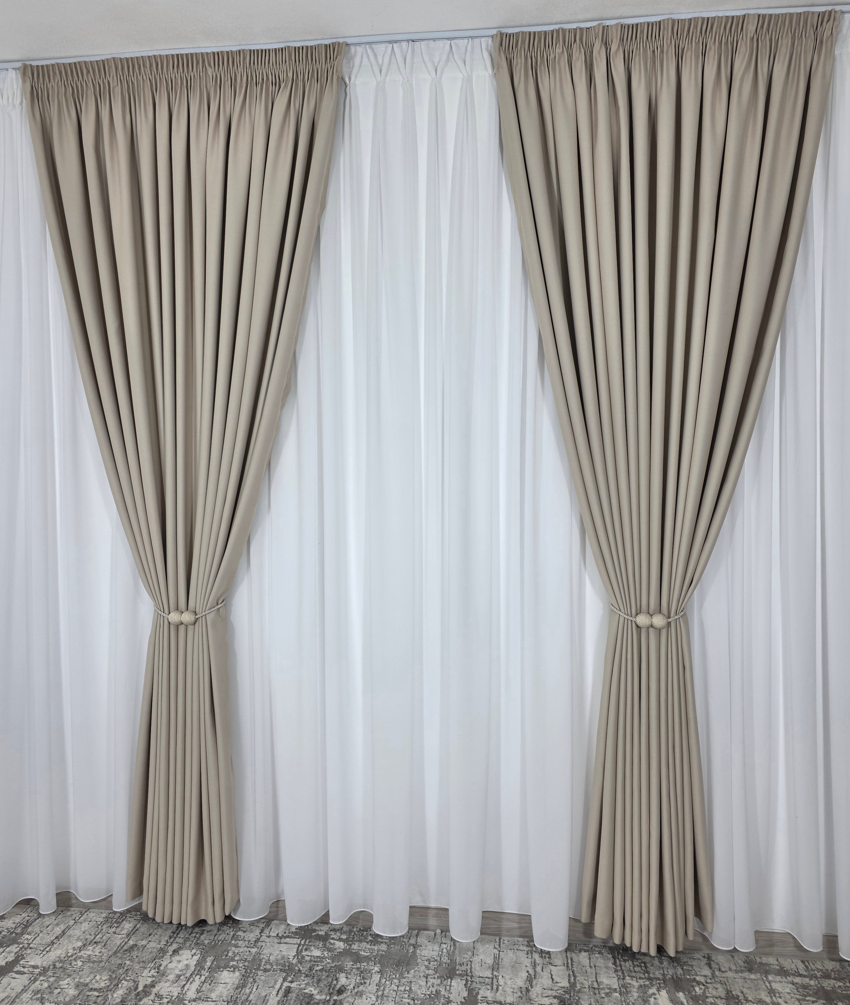 Colectia Blackout: Perdea Matase Alba Si Draperie Crem-Roze Blackout 80%