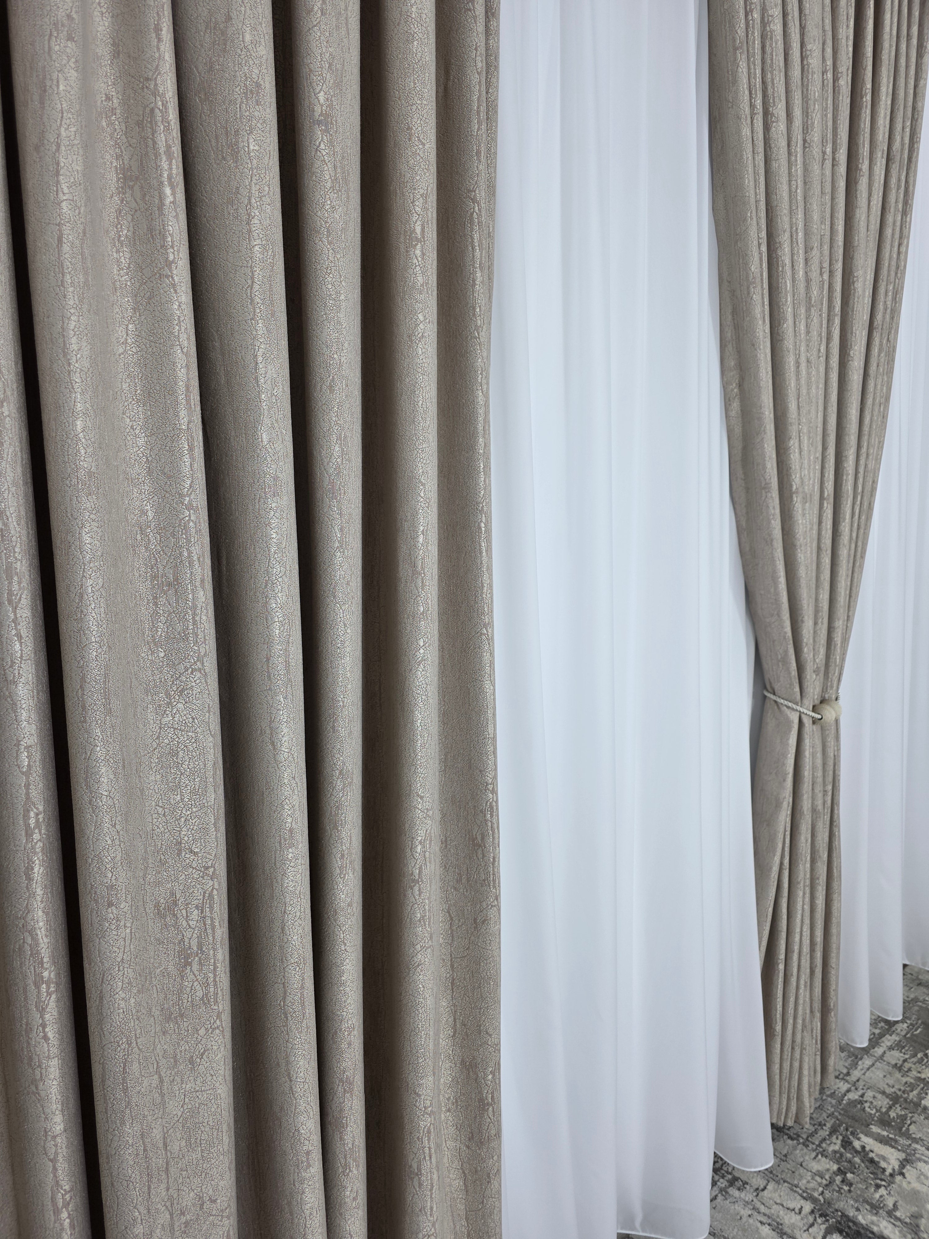 Colectia Lucy: perdea alba simpla voal si draperie bej cu model de vopsea decorativa