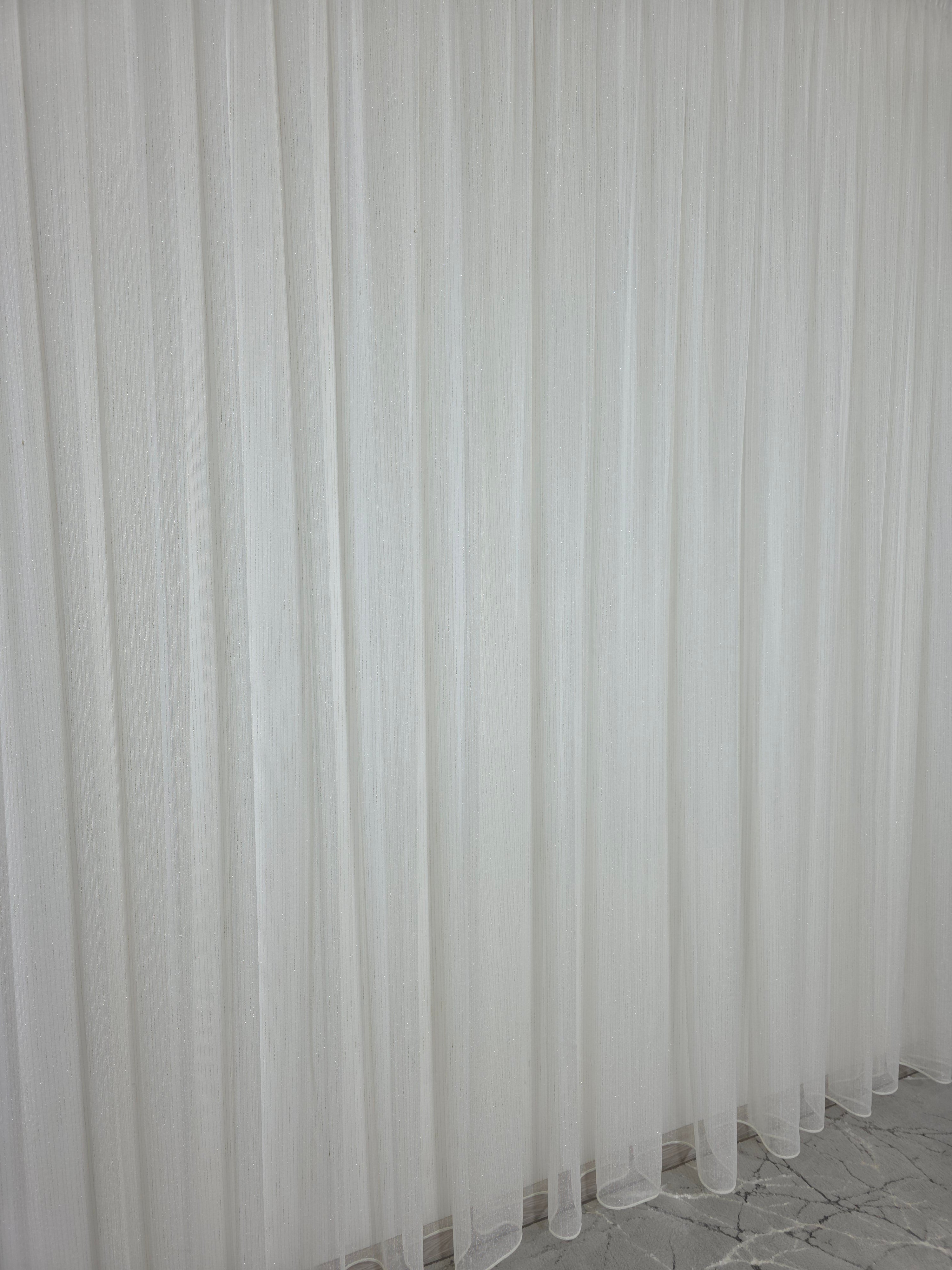 Colectia Majestic: Perdea Crem Din Borangic Cu Sidef Auriu Si Draperie Catifea Bej Cu Insertii