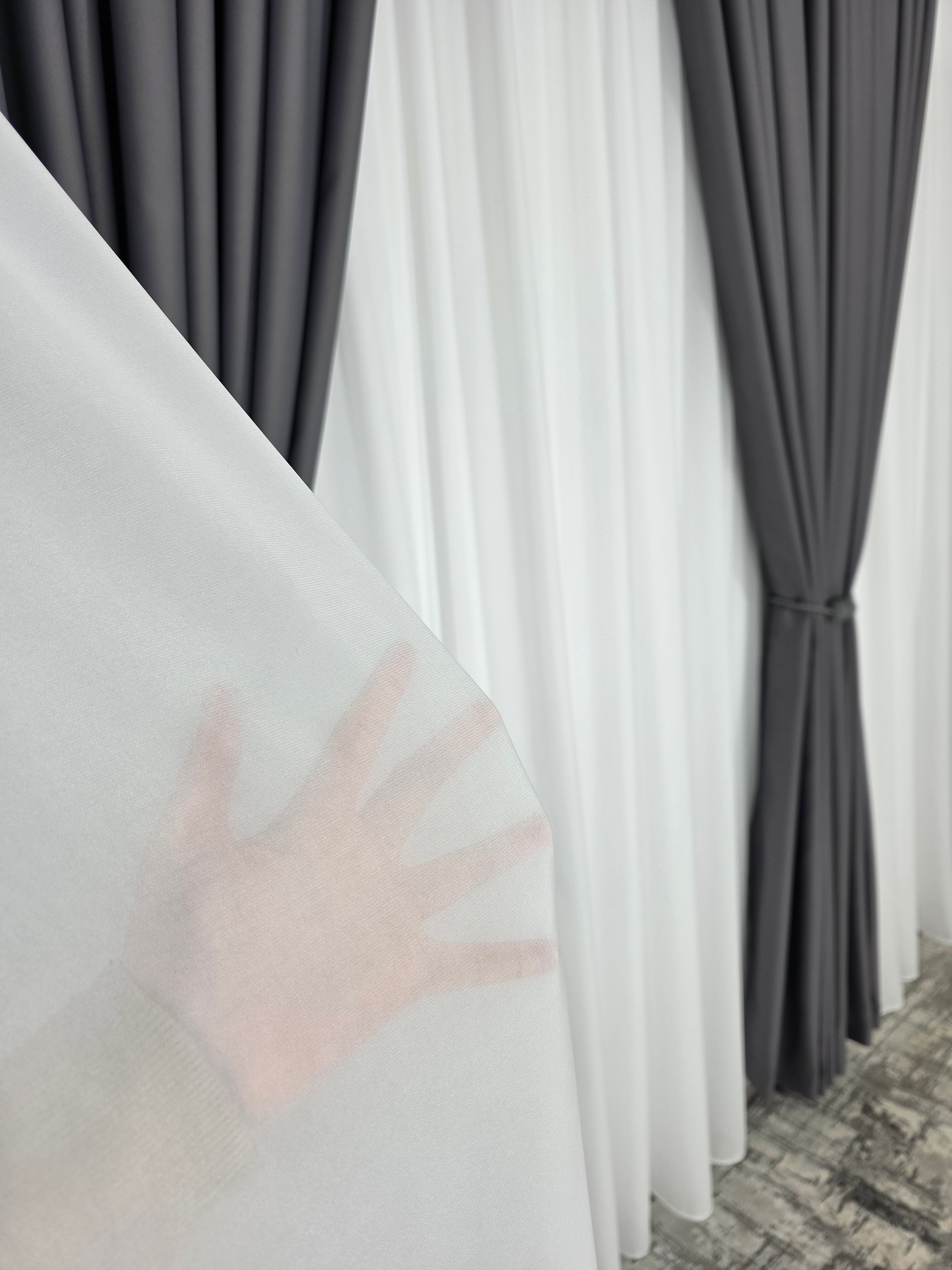 Colectia Blackout: Perdea Matase Alba Si Draperie Gri Inchis Blackout 98%