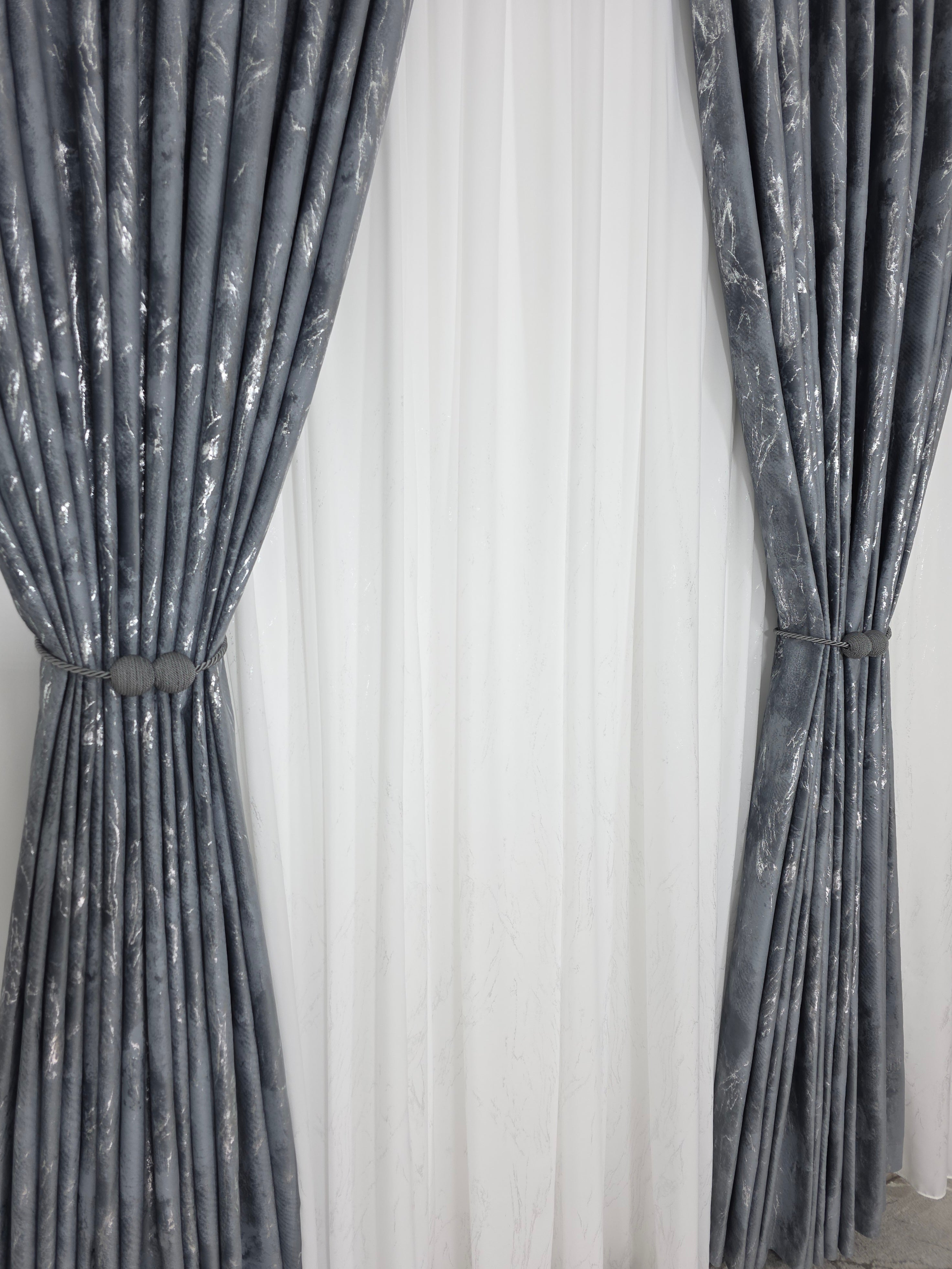 Colectia Venetia: perdea din matase cu insertii argintii varianta 3 si draperie din catifea cu insertii argintii - Gri inchis