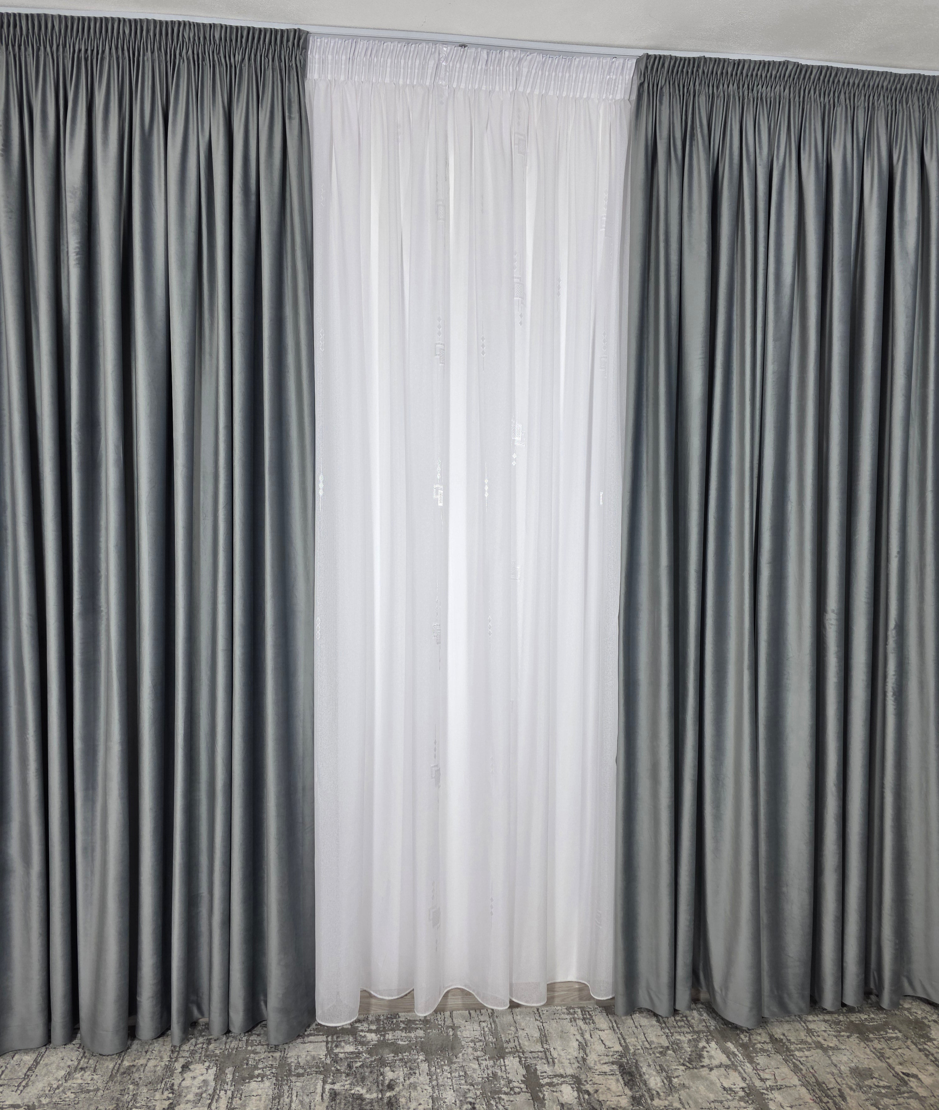 Set Mirabela: perdea alba din in cristal cu forme geometrice si draperie catifea gri deschis