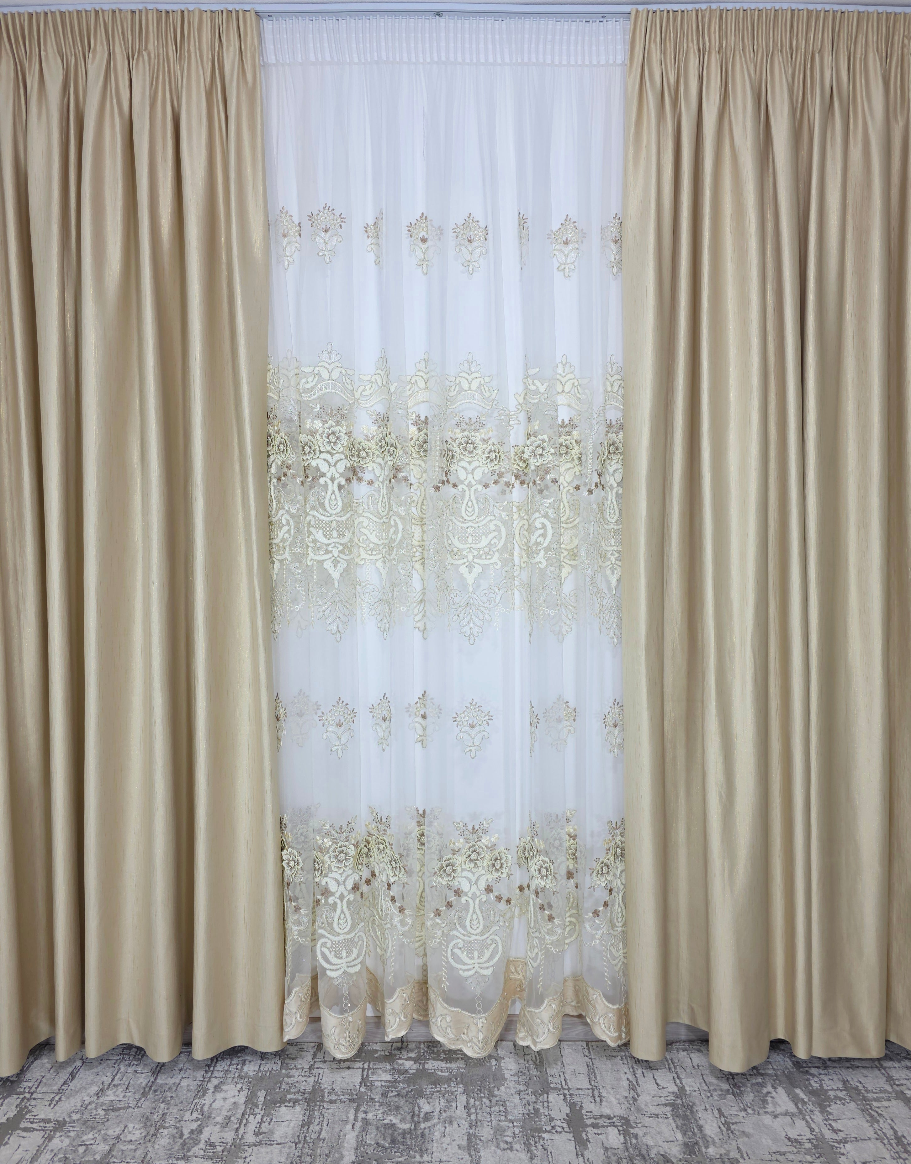 Set Luminita: Perdea Lux Cu Broderie 3d Crem Si Draperie Rolex Din Catifea Crem Auriu Cu Sclipici Auriu