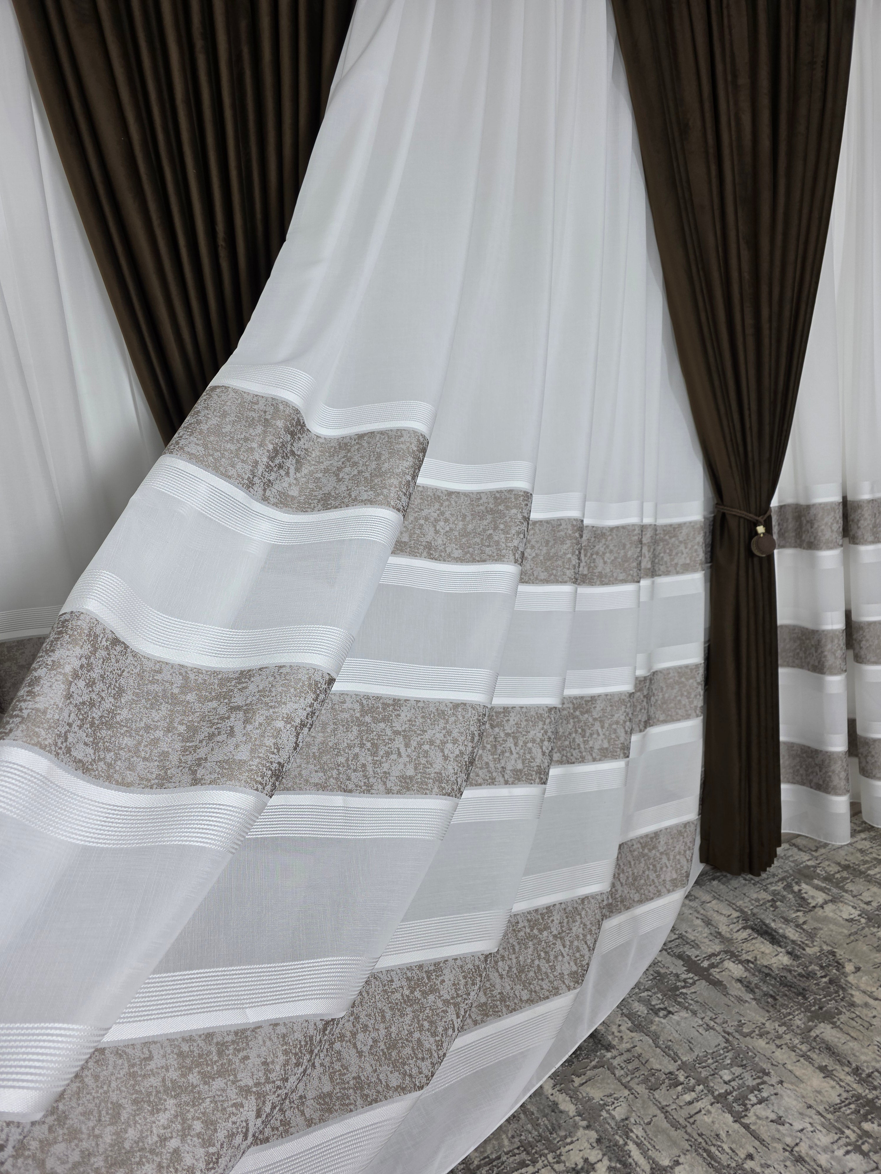 Set Rafaela: perdea din in cristal cu benzi capucino si draperie catifea maro blackout 90%