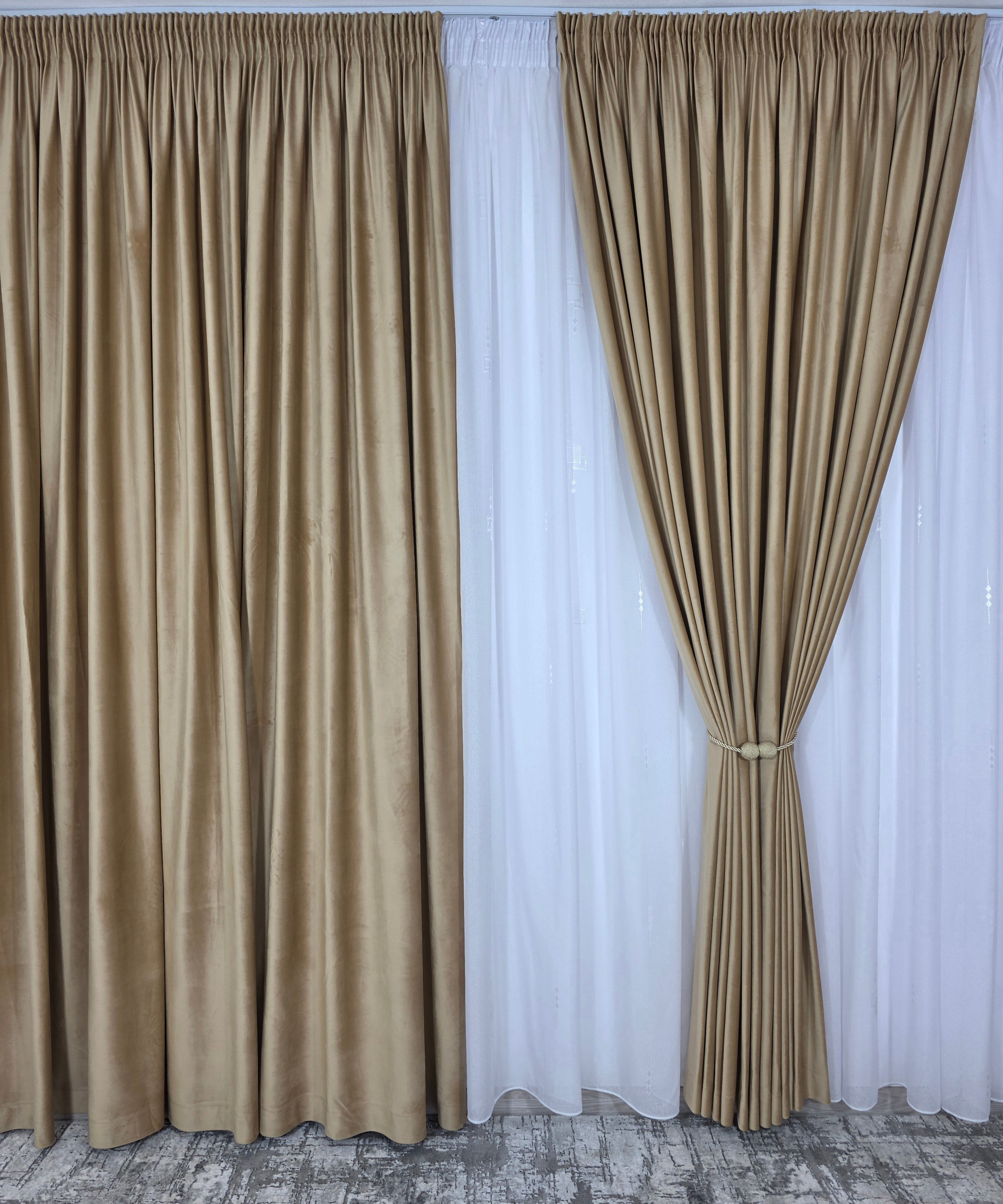 Set Alina: perdea in cristal alb cu forme geometrice si draperie catifea miere