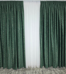 Colectia Pandantiv – Perdea Alba din Borangic cu Sidef Argintiu si Draperie Catifea Verde Smarald cu Insertii – Ideal pentru Livinguri Elegante cu Canapele Crem, Mobilier Maro si Accente Argintii sau Aurii – Confectionat pe Comanda