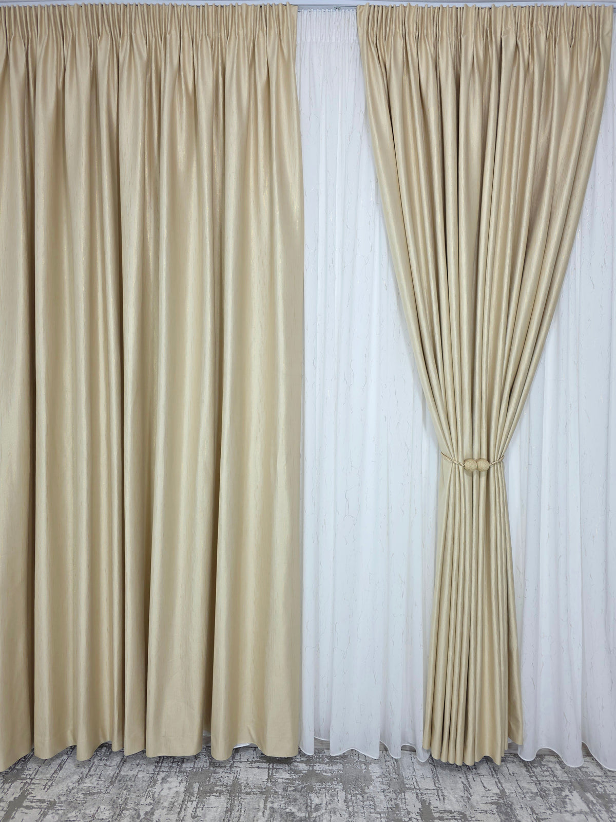 Colectia Valencia – Perdea Alba din Matase cu Insertii Aurii Varianta 1 si Draperie Rolex din Catifea Crem Auriu cu Sclipici Auriu – Set elegant pentru living si dormitor in nuante alb, crem, bej si auriu, confectionat pe comanda