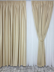 Colectia Valencia – Perdea Alba din Matase cu Insertii Aurii Varianta 1 si Draperie Rolex din Catifea Crem Auriu cu Sclipici Auriu – Set elegant pentru living si dormitor in nuante alb, crem, bej si auriu, confectionat pe comanda