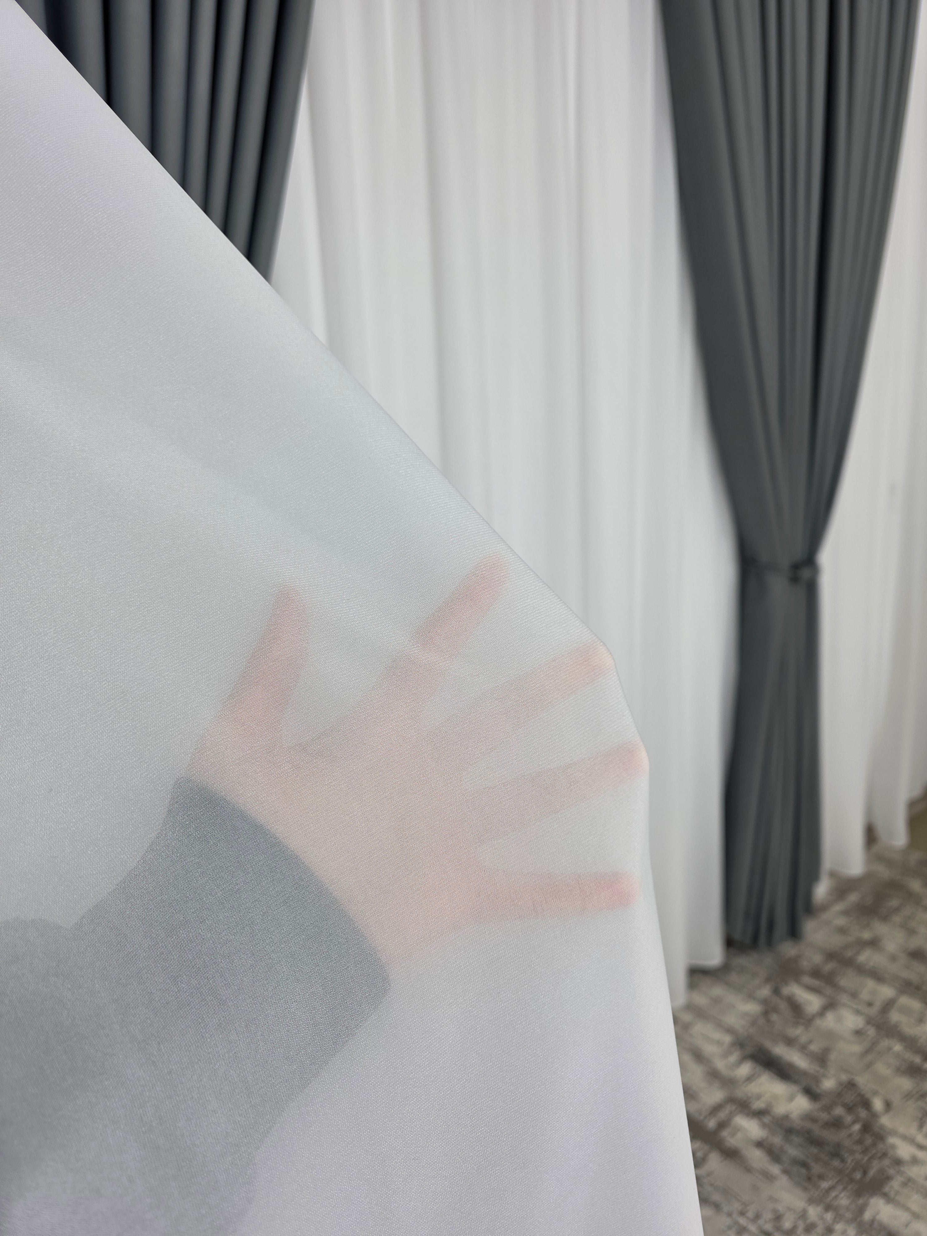 Colectia Blackout: Perdea Matase Alba Si Draperie Gri Mediu Blackout 98%