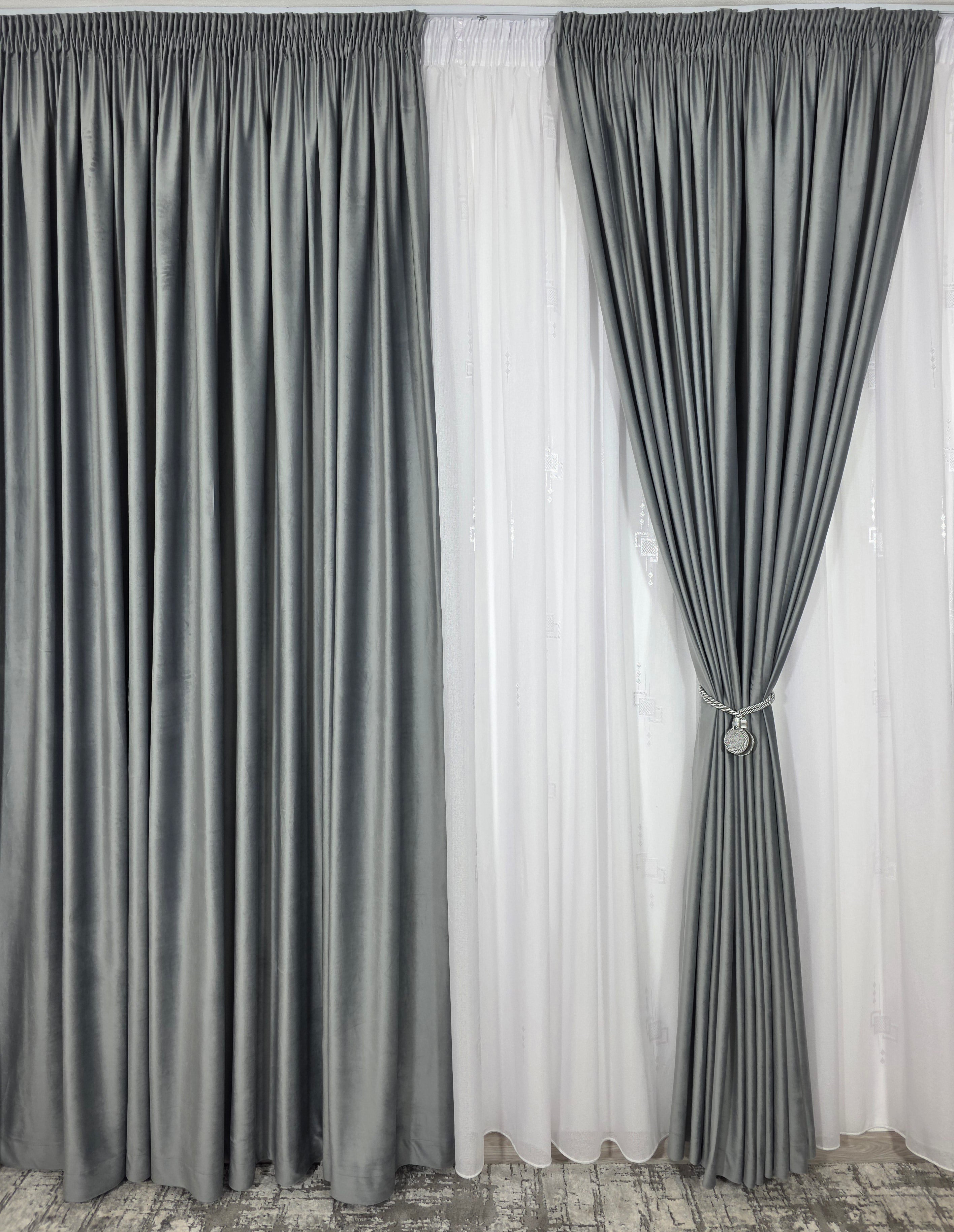 Set Mirabela: perdea alba din in cristal cu forme geometrice si draperie catifea gri deschis