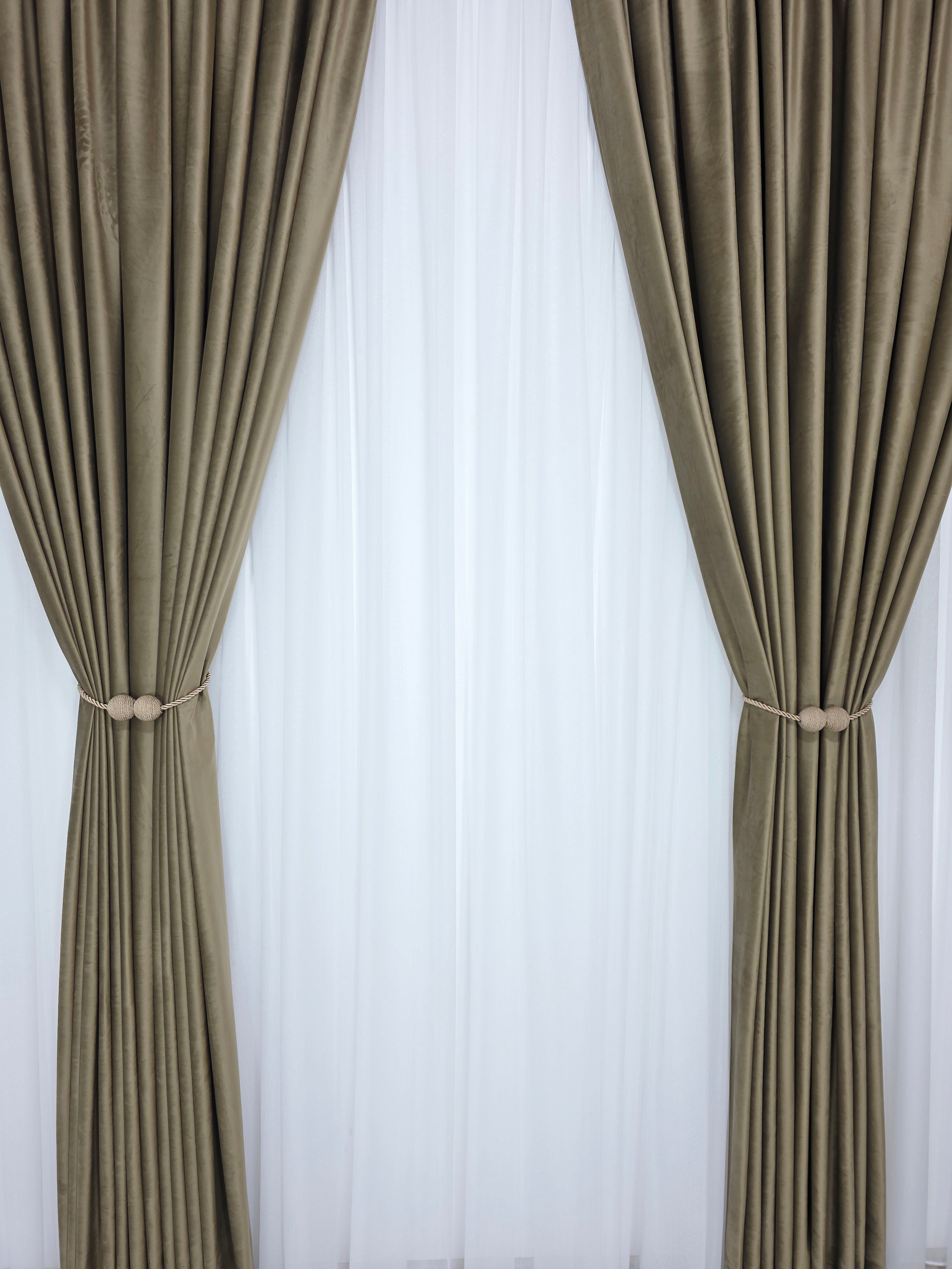 Set Anda: Perdea Alba Cu Sidef Si Draperie Catifea Ciocolata Calda Blackout 90%