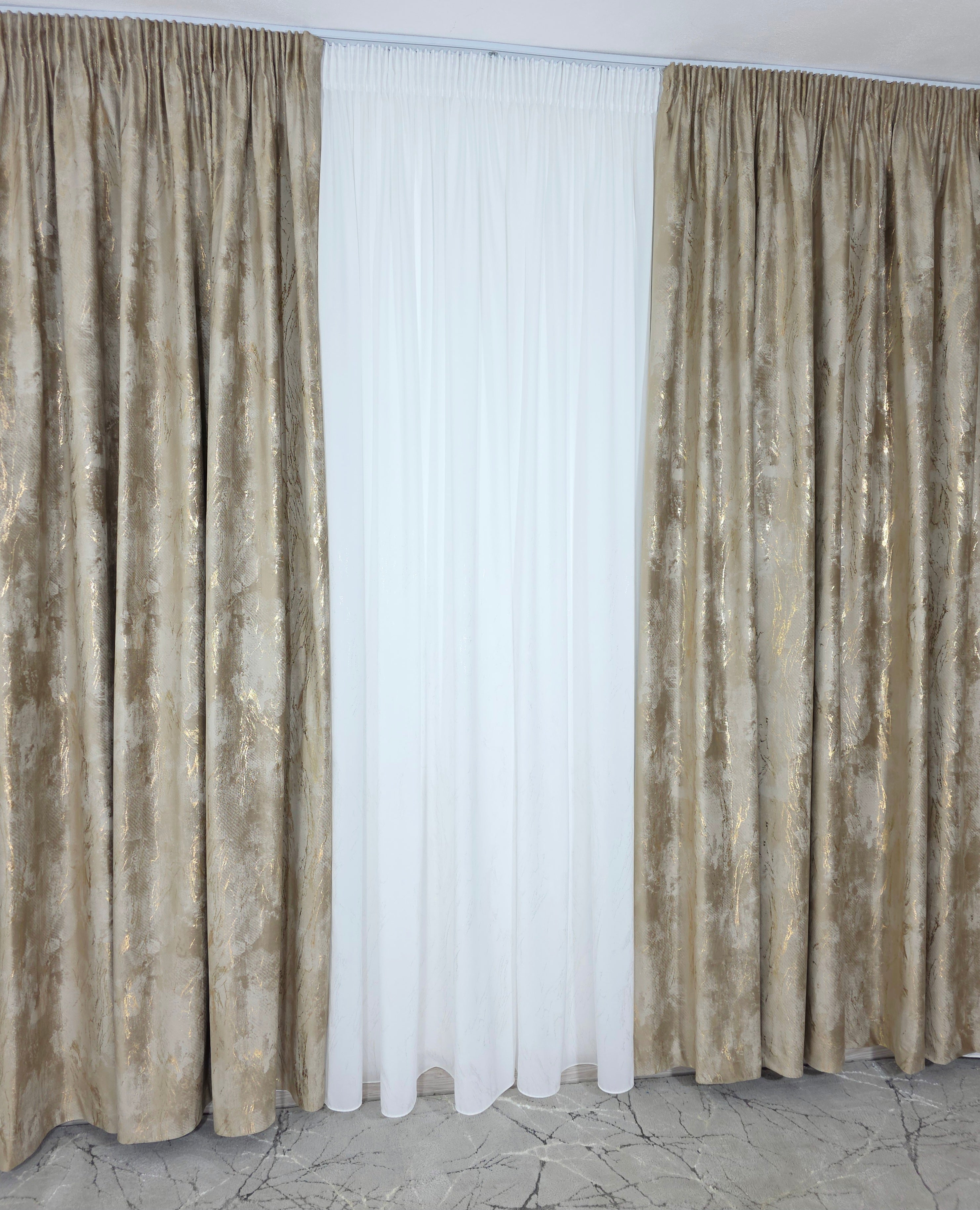 Colectia Venetia: perdea din matase cu insertii aurii varianta 3 si draperie din catifea cu insertii aurii - Auriu