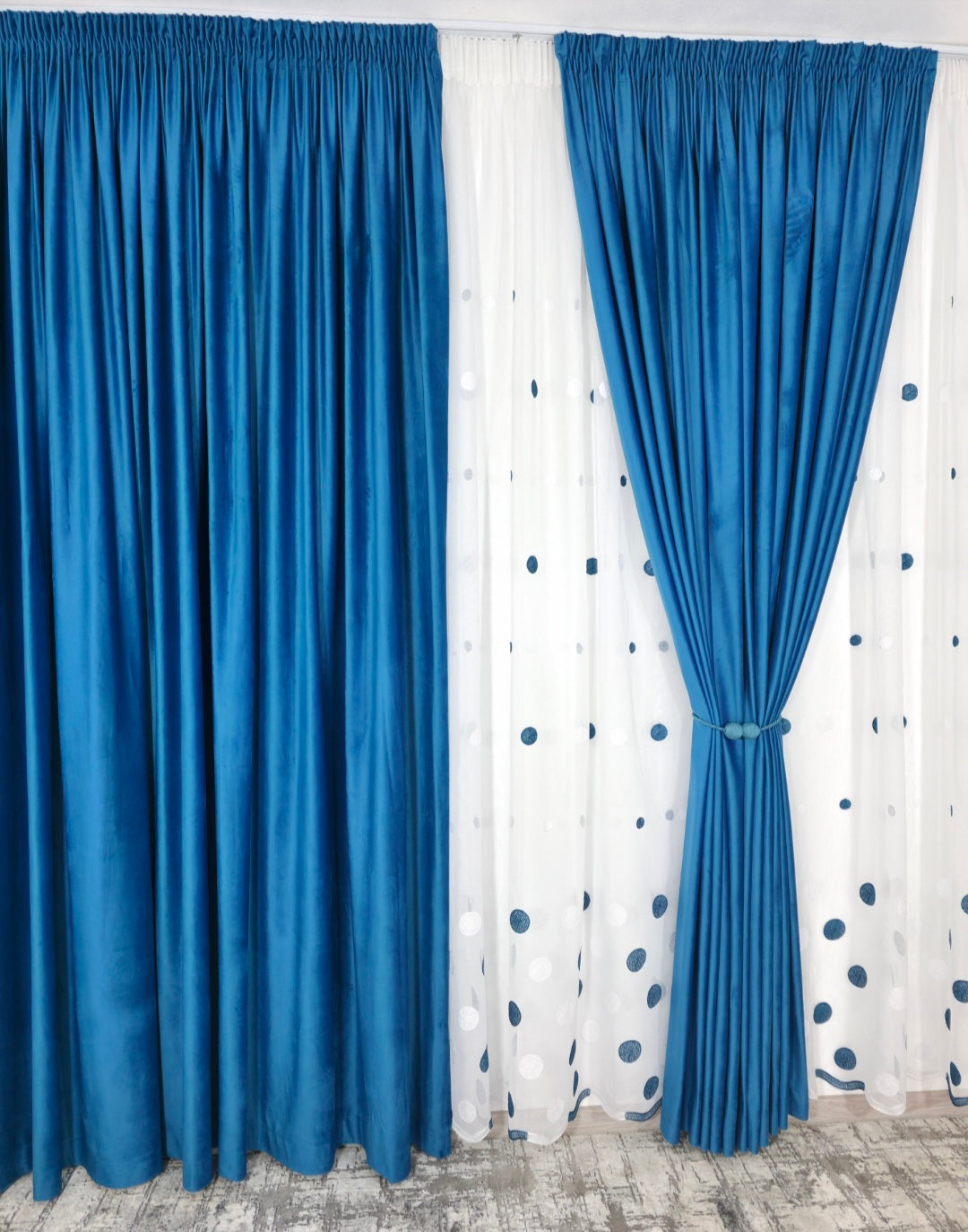 Set Liana: perdea alba din in cu buline turcoaz cu draperie catifea turcoaz