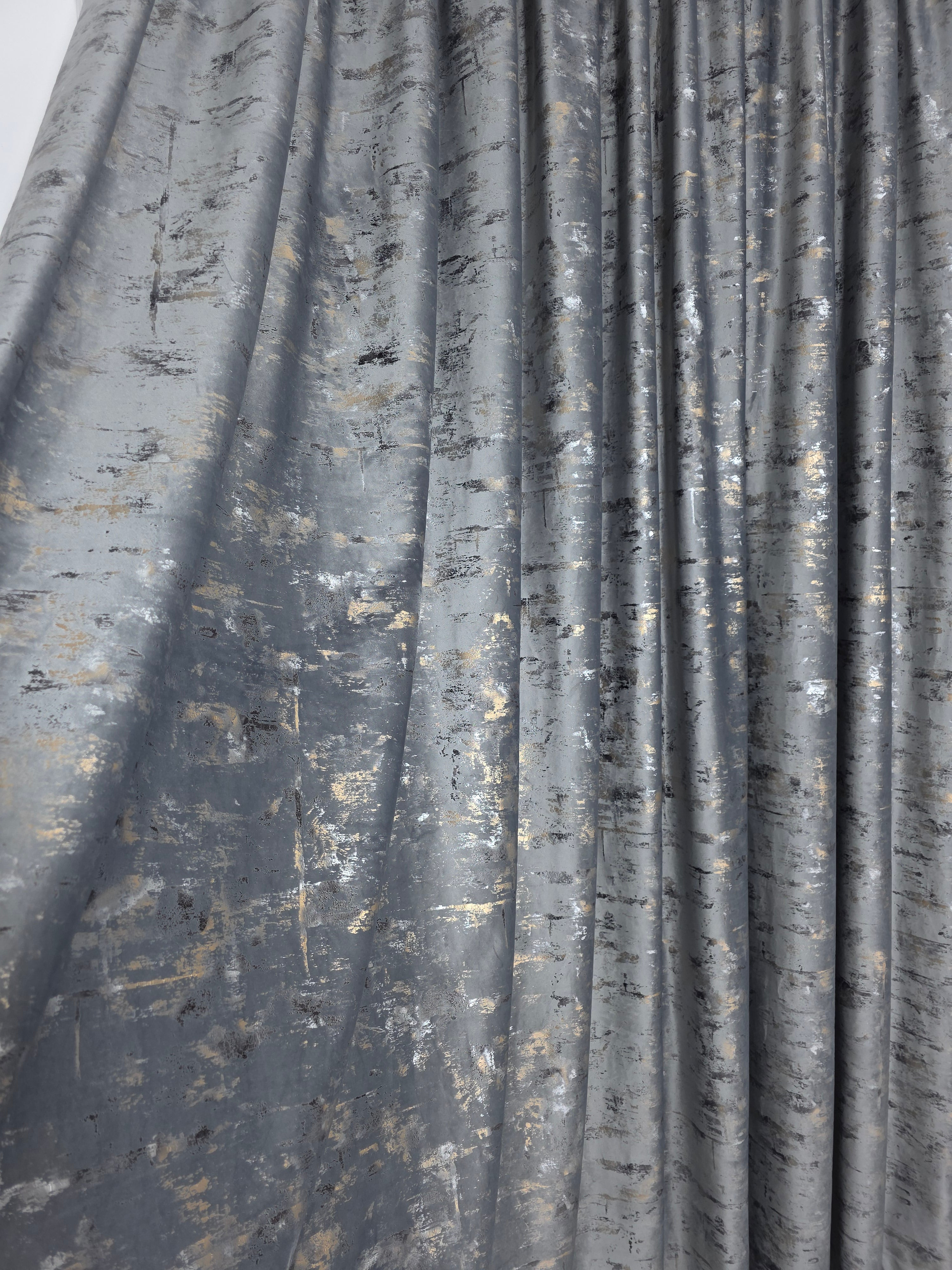 Colectia Elegance: Perdea Voal Premium Si Draperie Catifea Gri Inchis Cu Insertii model Golden