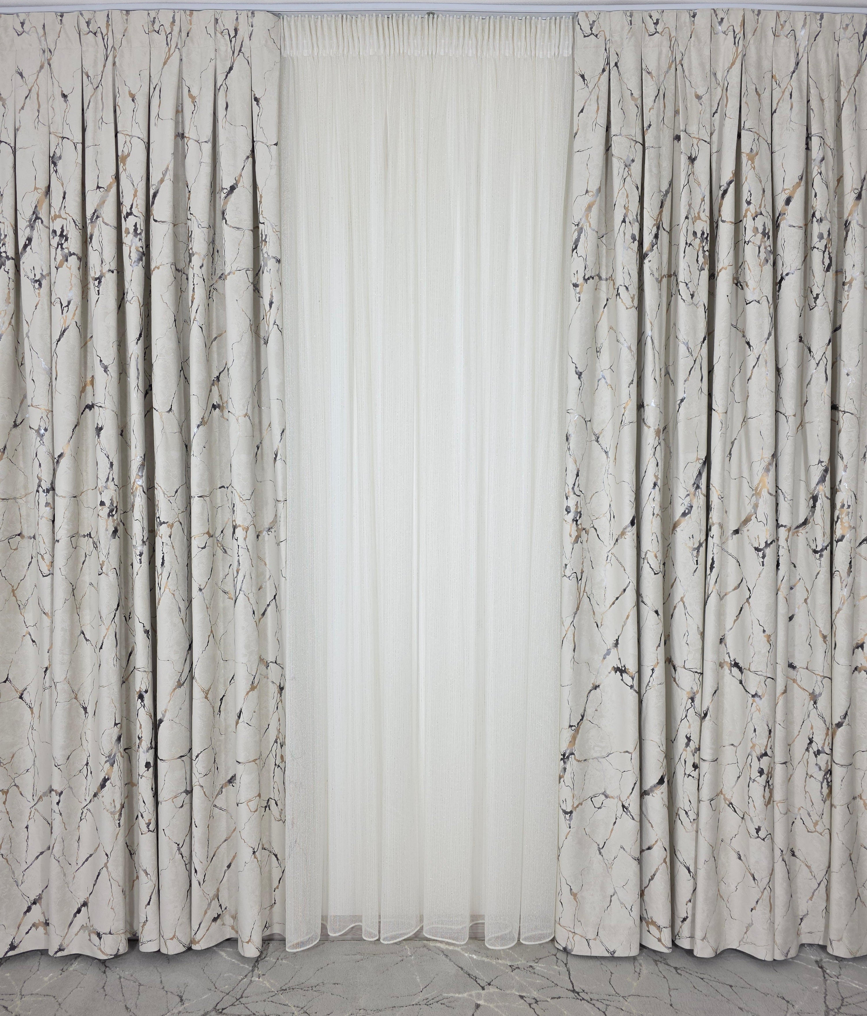 Colectia Majestic: Perdea Crem Din Borangic Cu Sidef Auriu Si Draperie Catifea Bej Cu Insertii