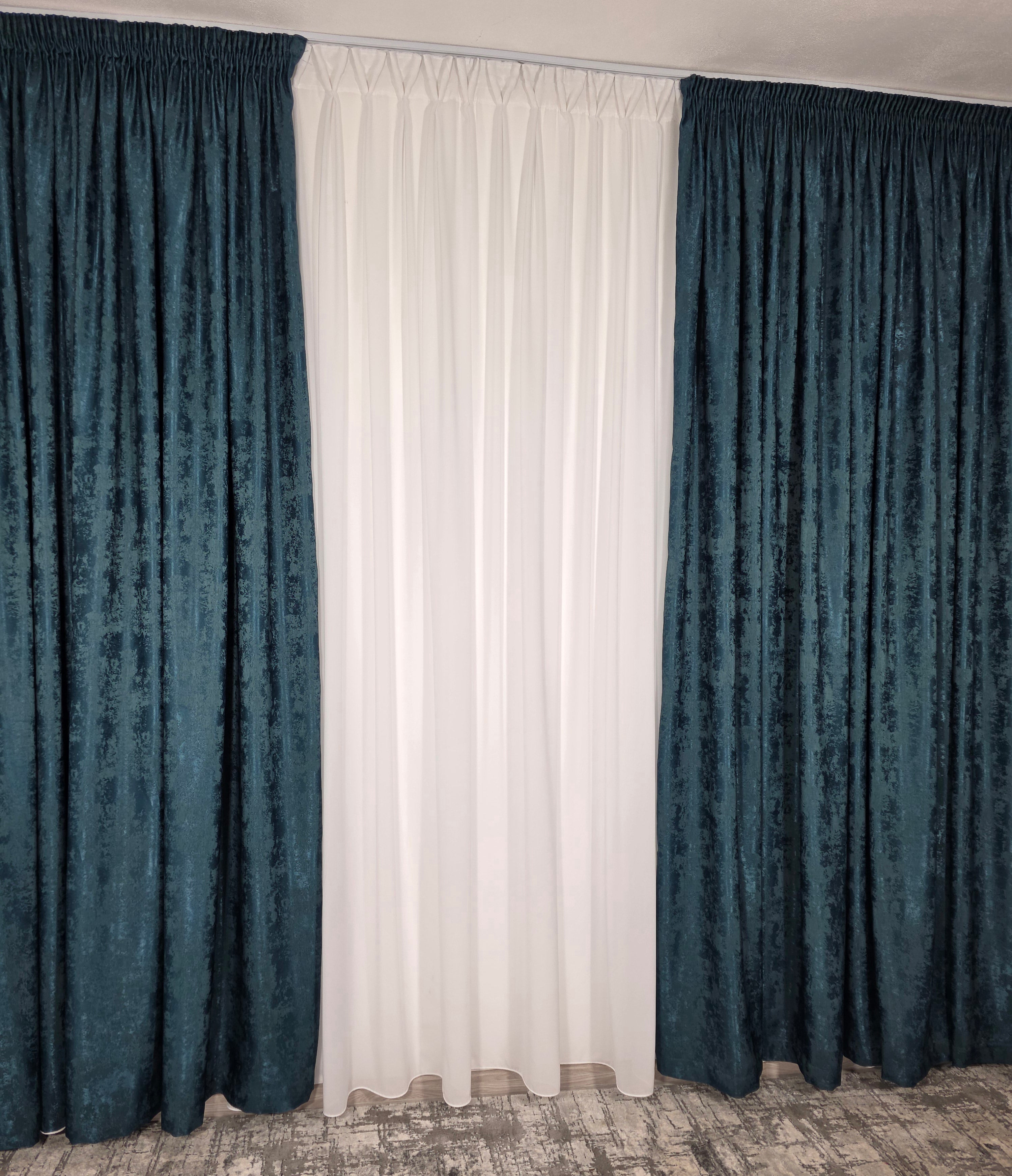 Colectia Decorativa: Perdea Alba Simpla si Draperie Tip Vopsea-Turcoaz Inchis