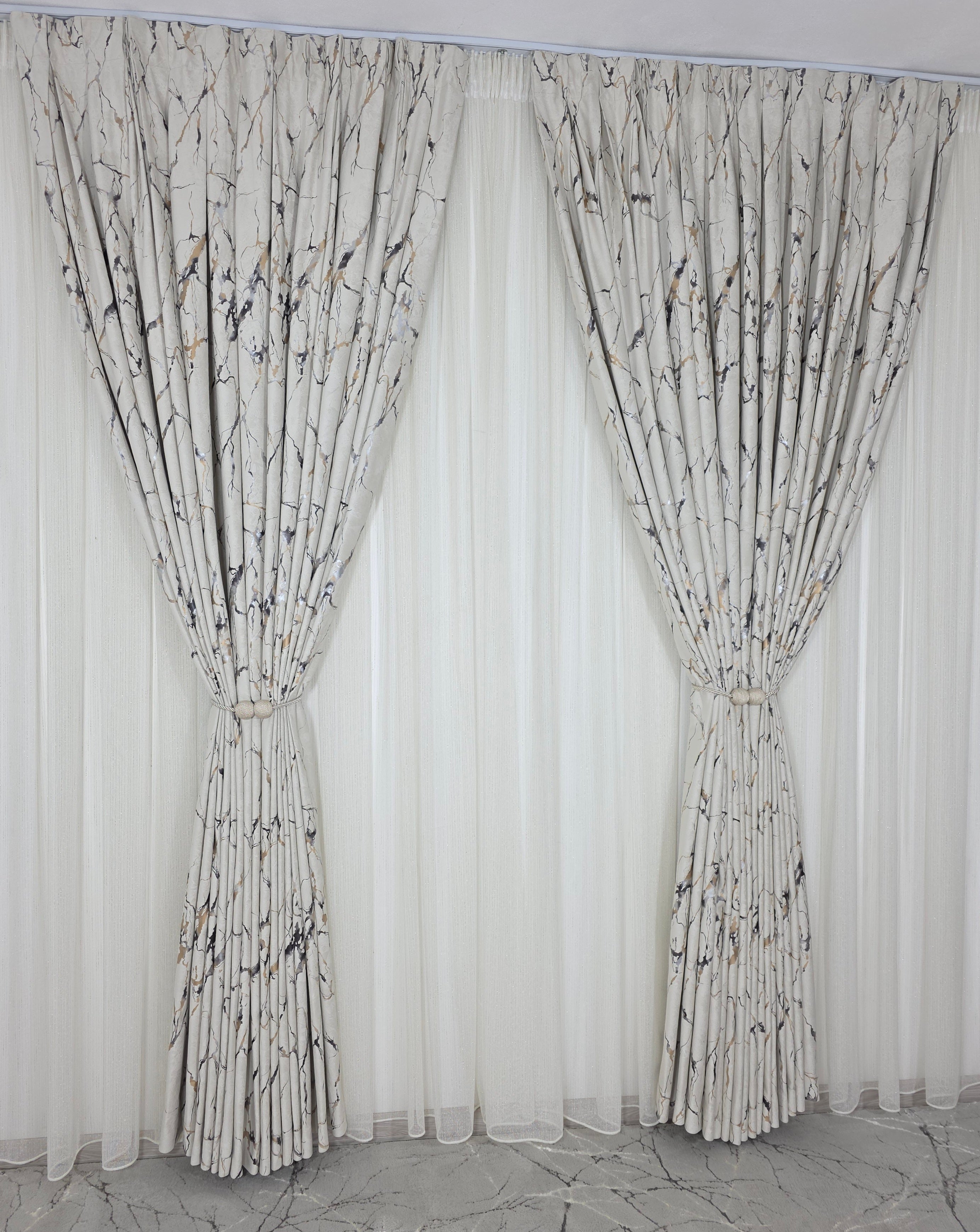 Colectia Majestic: Perdea Crem Din Borangic Cu Sidef Auriu Si Draperie Catifea Bej Cu Insertii