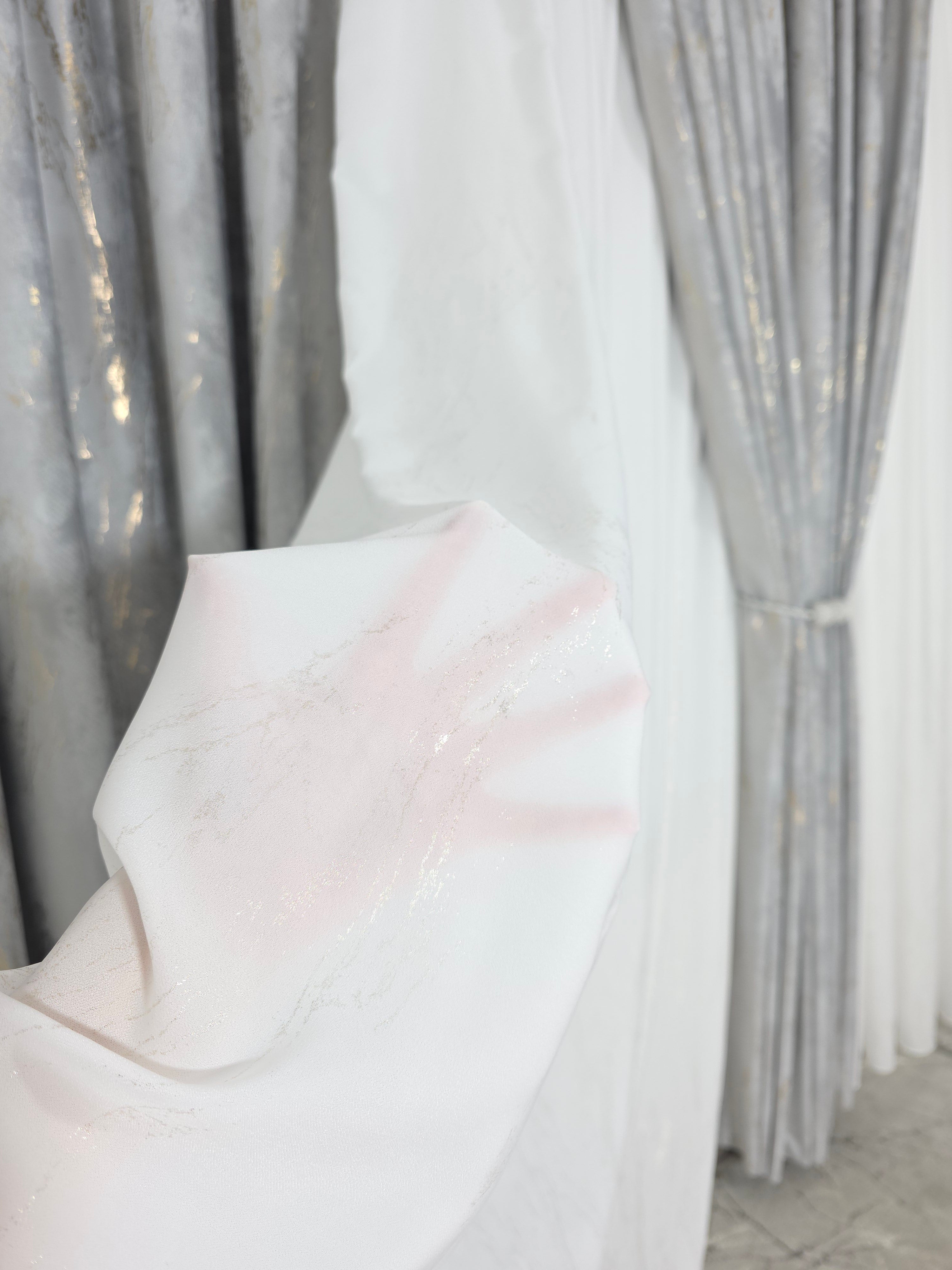 Colectia Venetia: perdea din matase cu insertii aurii varianta 3 si draperie din catifea cu insertii aurii - Gri deschis