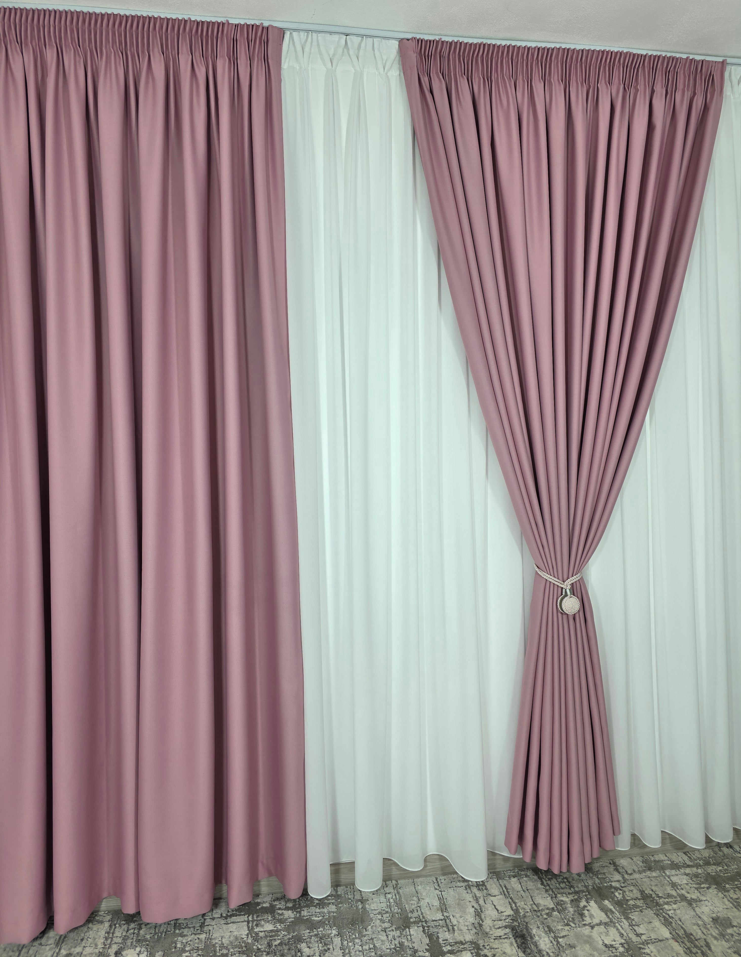 Colectia Blackout: Perdea Matase Alba Si Draperie Roz Blackout 80%