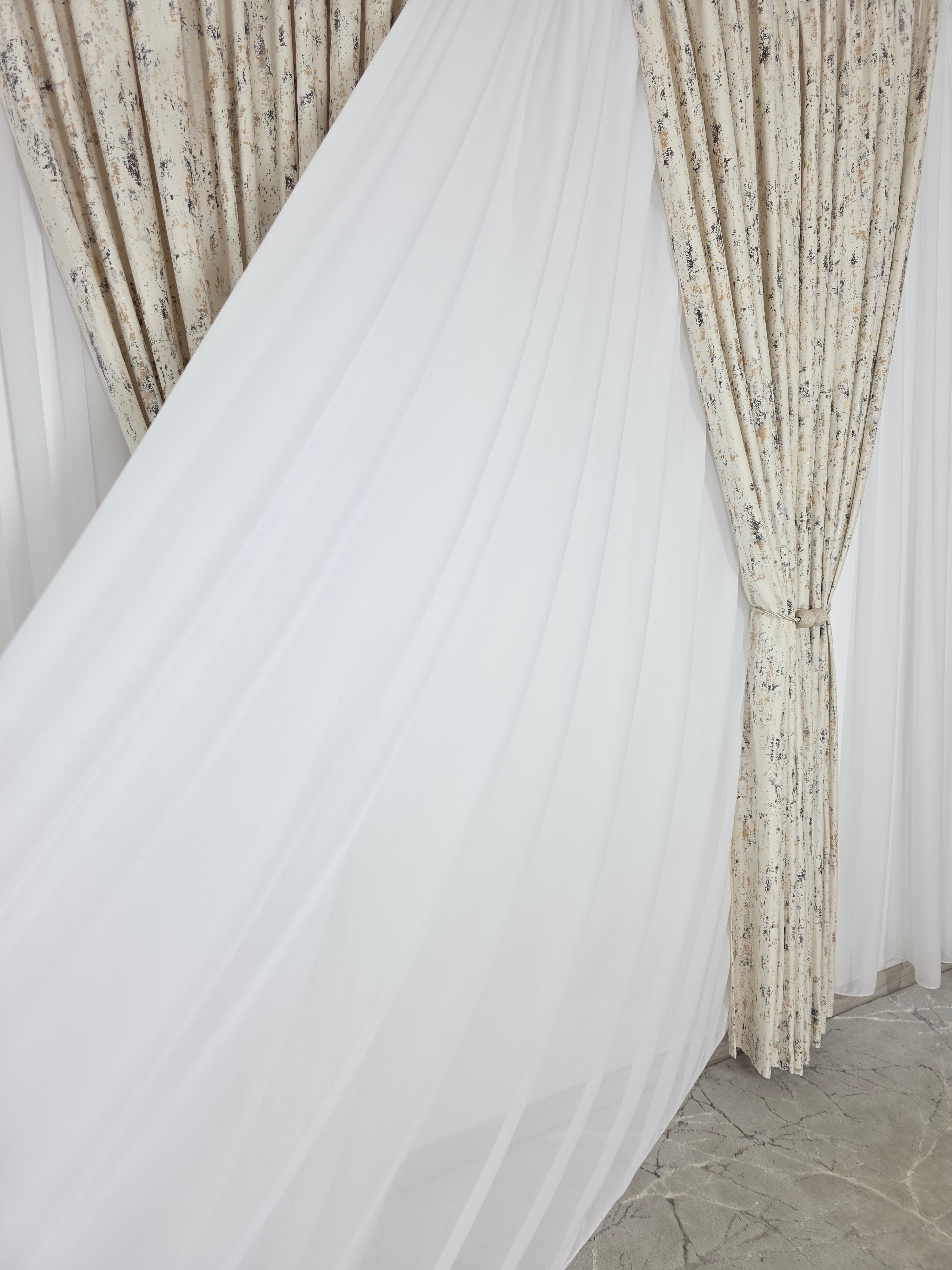 Colectia Elegance: Perdea Voal Premium Si Draperie Catifea Bej Cu Insertii model Golden