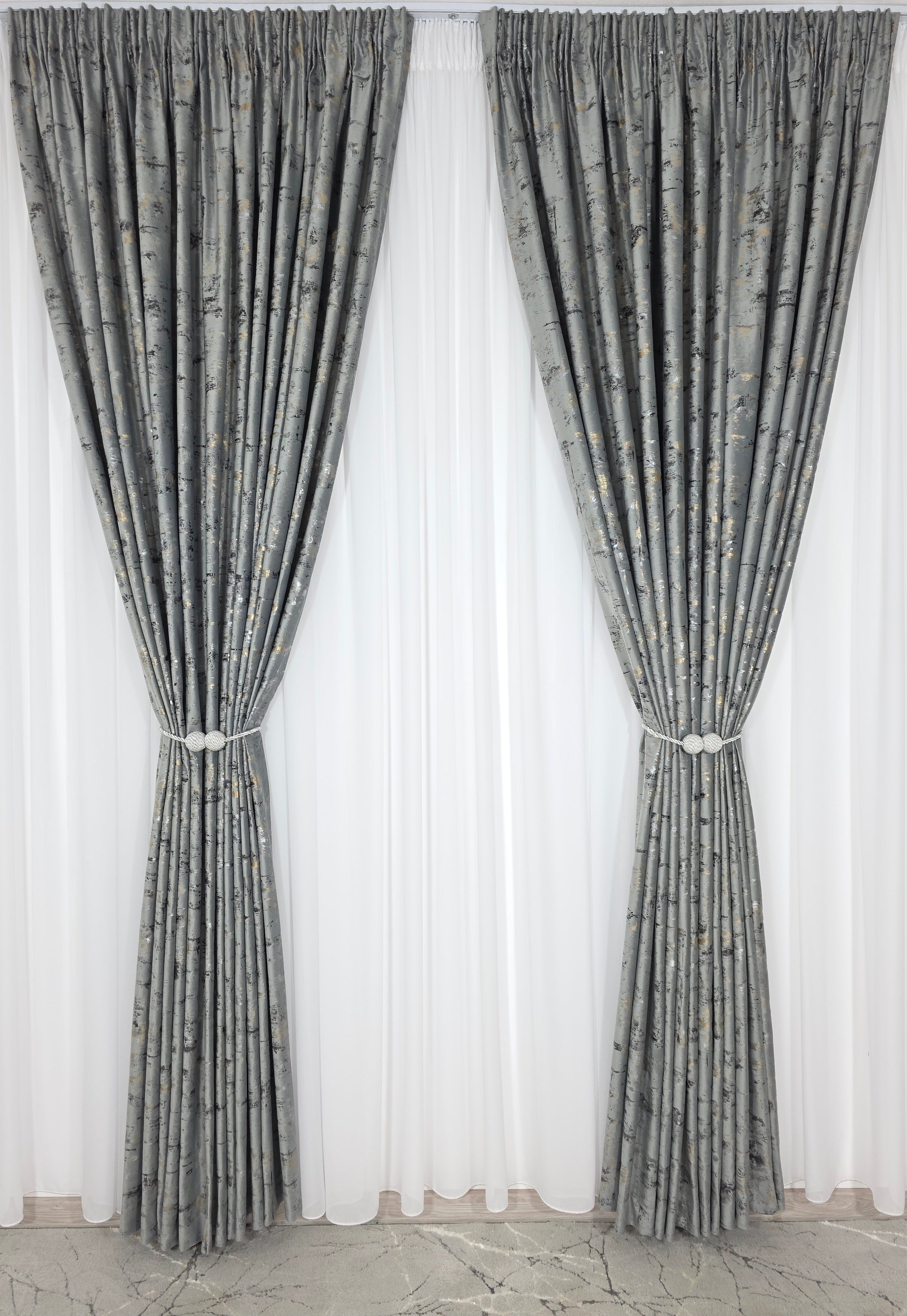 Colectia Elegance: Perdea Voal Premium Si Draperie Catifea Gri Mediu Cu Insertii model Golden