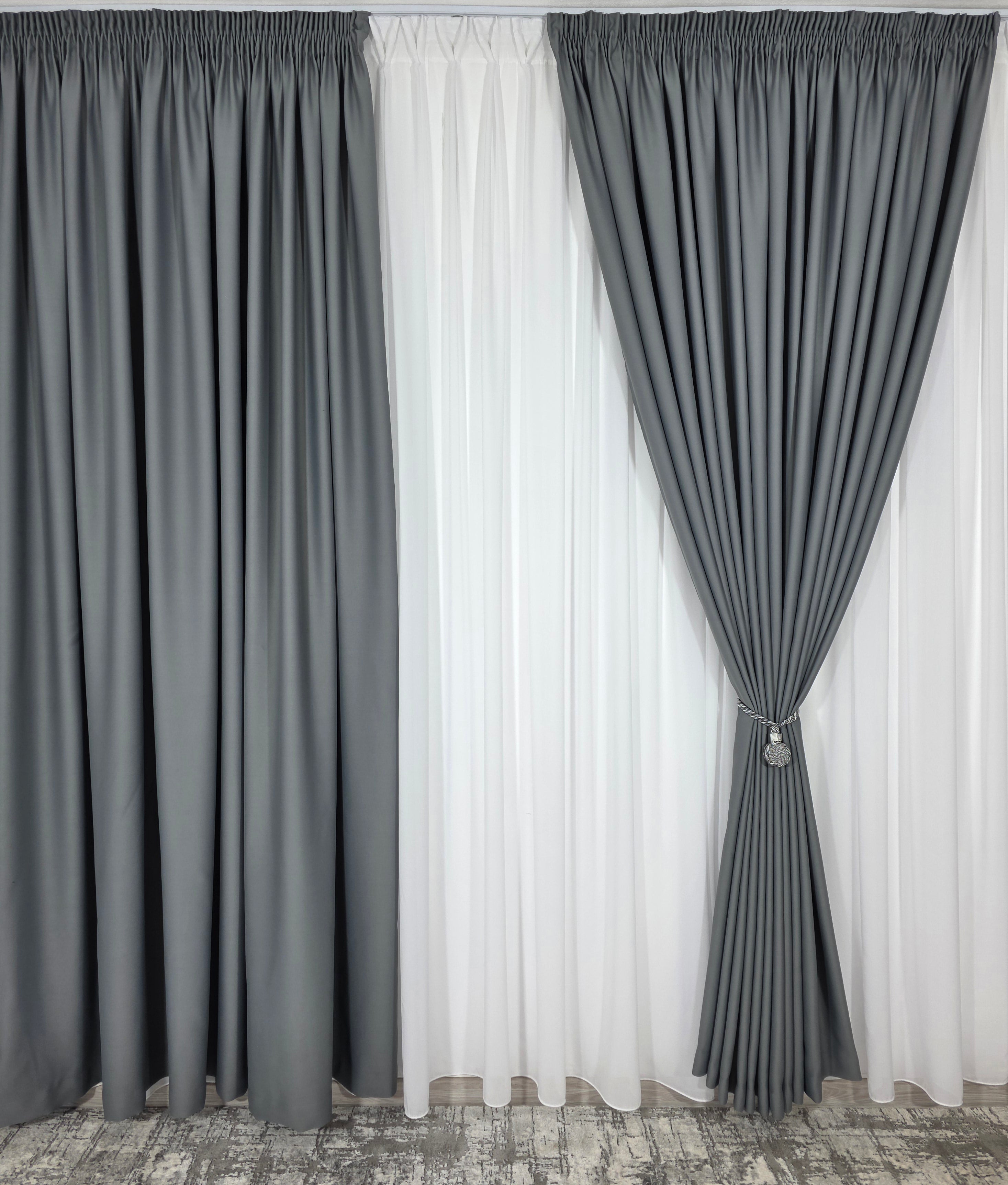 Colectia Blackout: Perdea Matase Alba Si Draperie Gri Mediu Blackout 98%