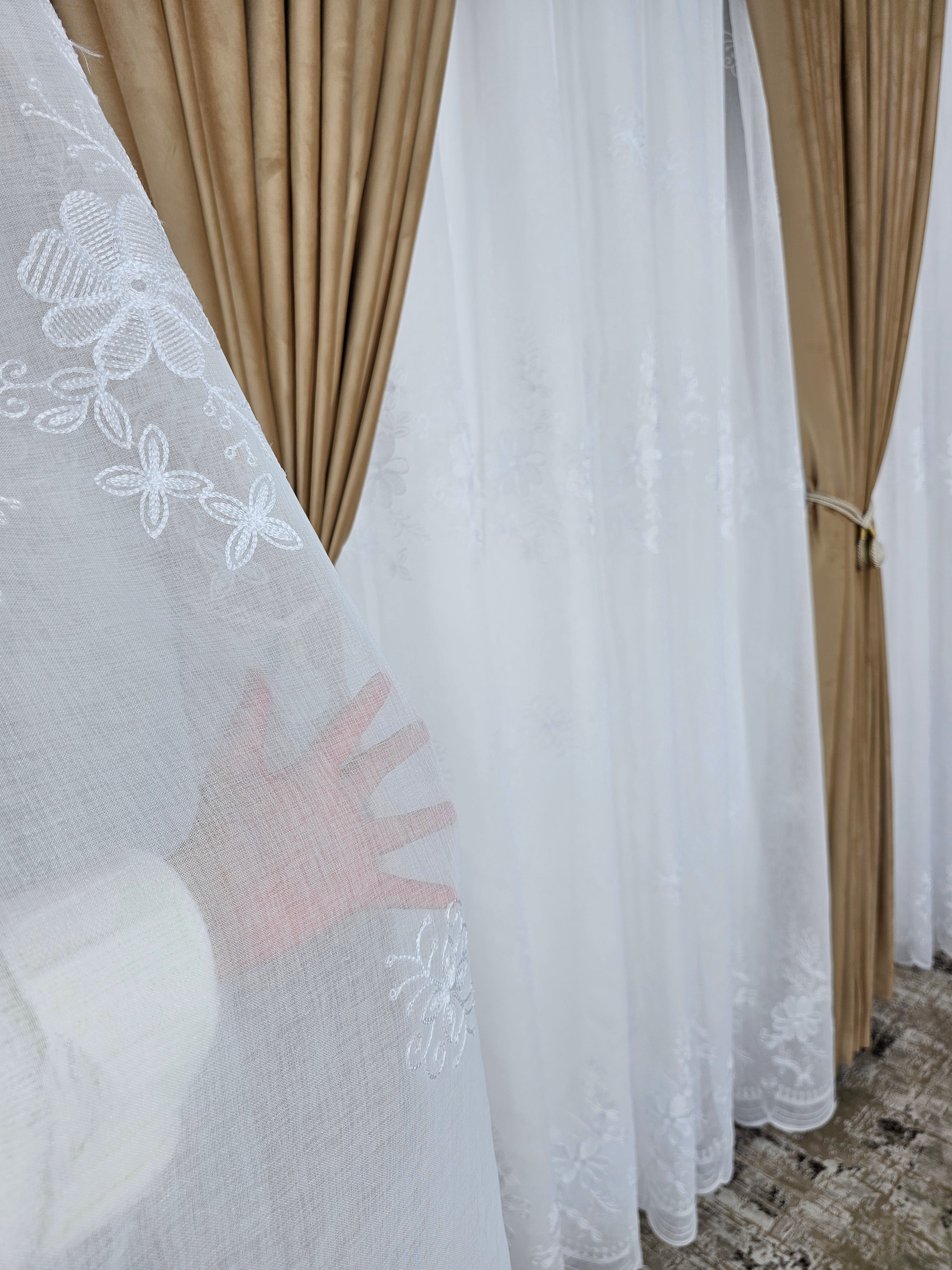 Set Lefkada: perdea alba din in cu flori albe si draperie catifea caramel