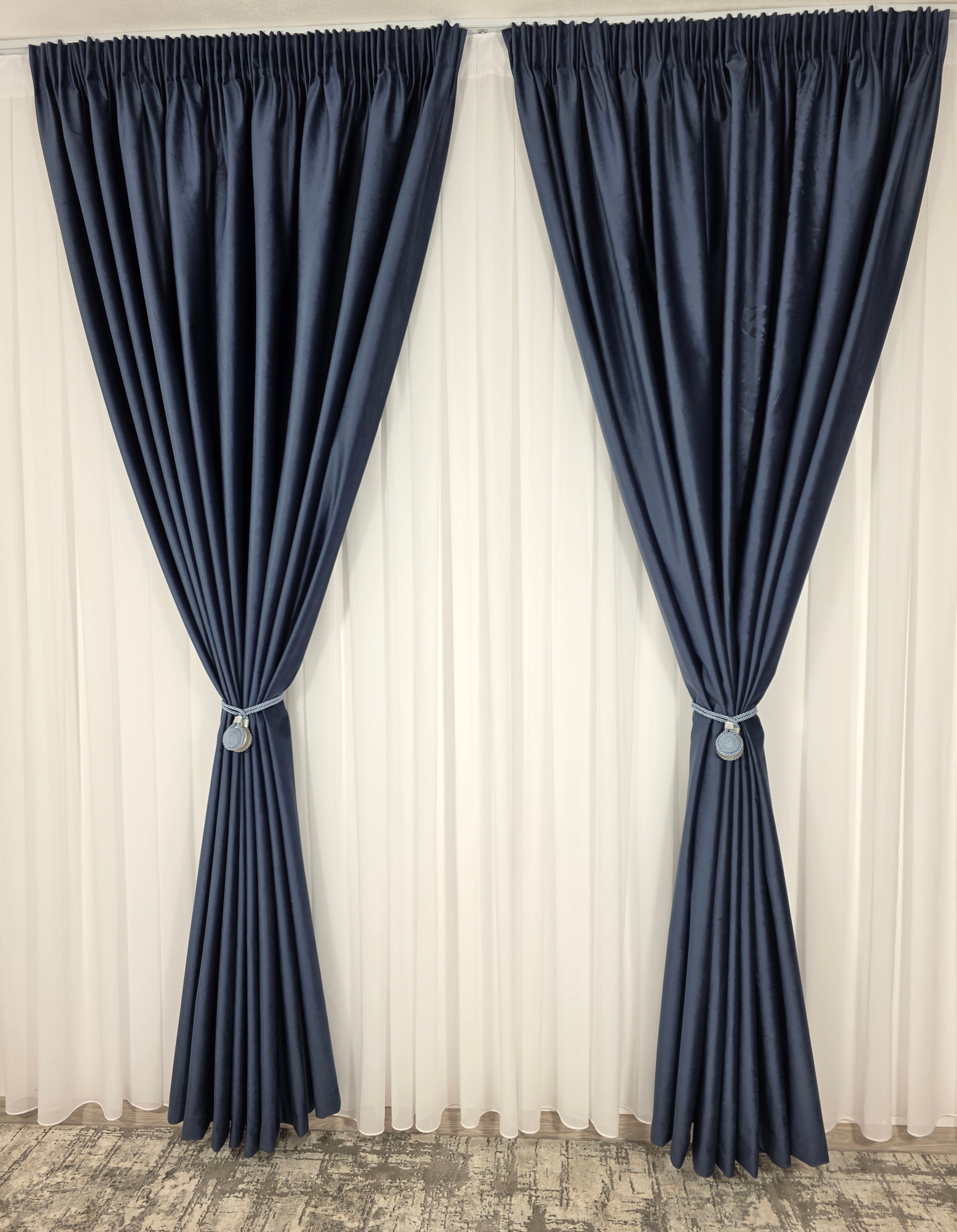 Set Premium: Perdea Matase Ivoire și Draperie Albastru Inchis Catifea Garantat Opacă Blackout 100%