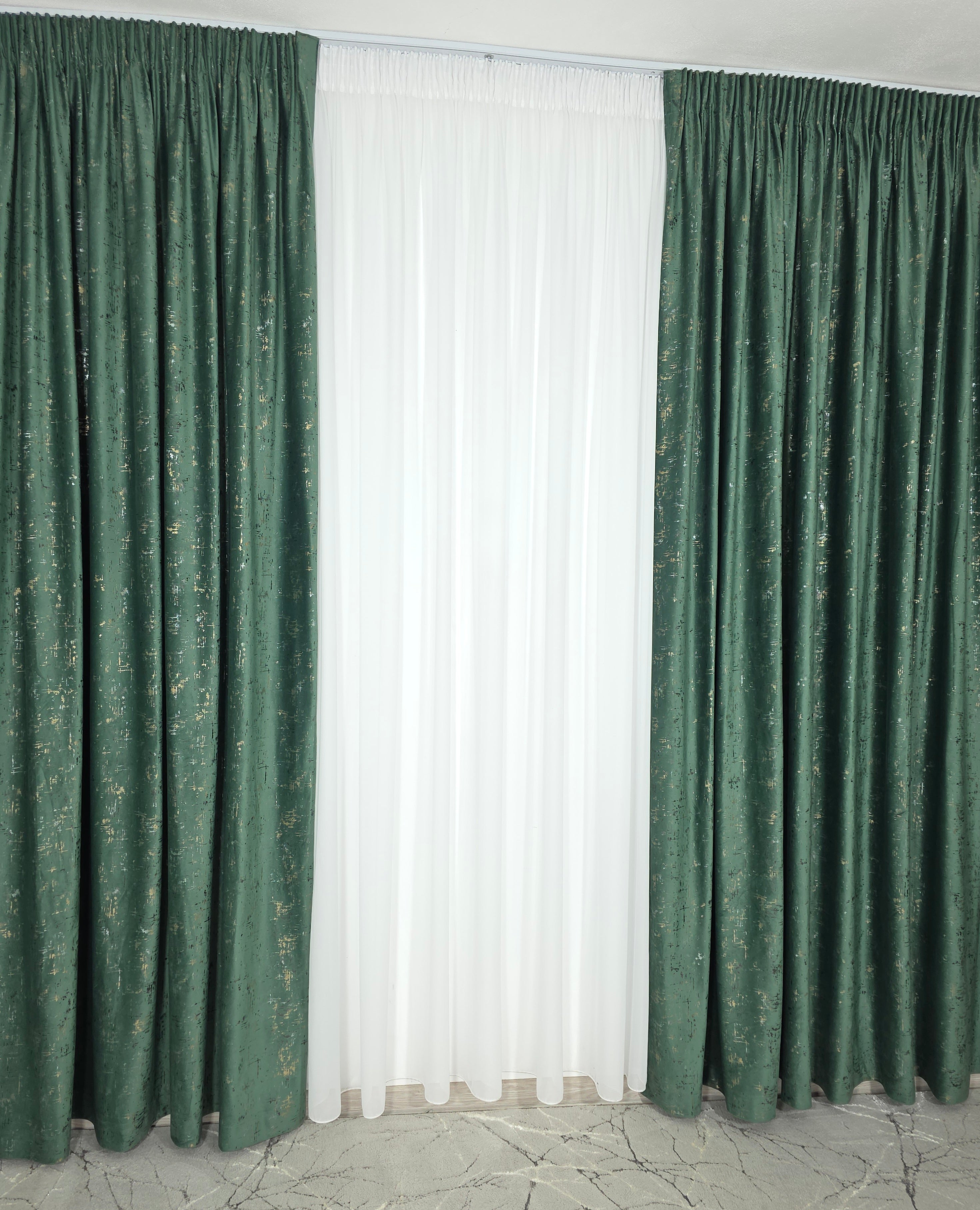 Set Esmeria : Perdea Voal Premium Si Draperie Catifea Verde Smarald Cu Insertii