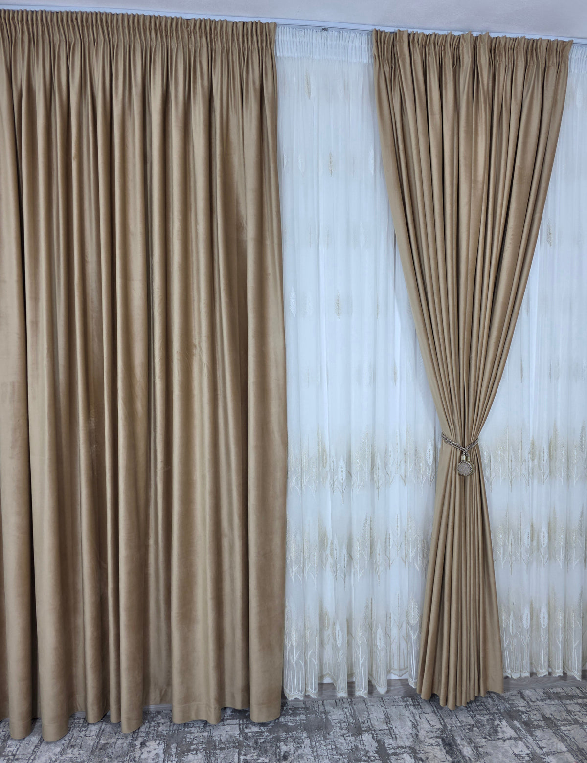 Set Aurora – Perdea din Bamboo cu Broderie Crem si Draperie Catifea Crem-Miere – ideal pentru livinguri cu canapele crem, bej sau cappuccino si mobilier din lemn natur sau maro, confectionat pe comanda
