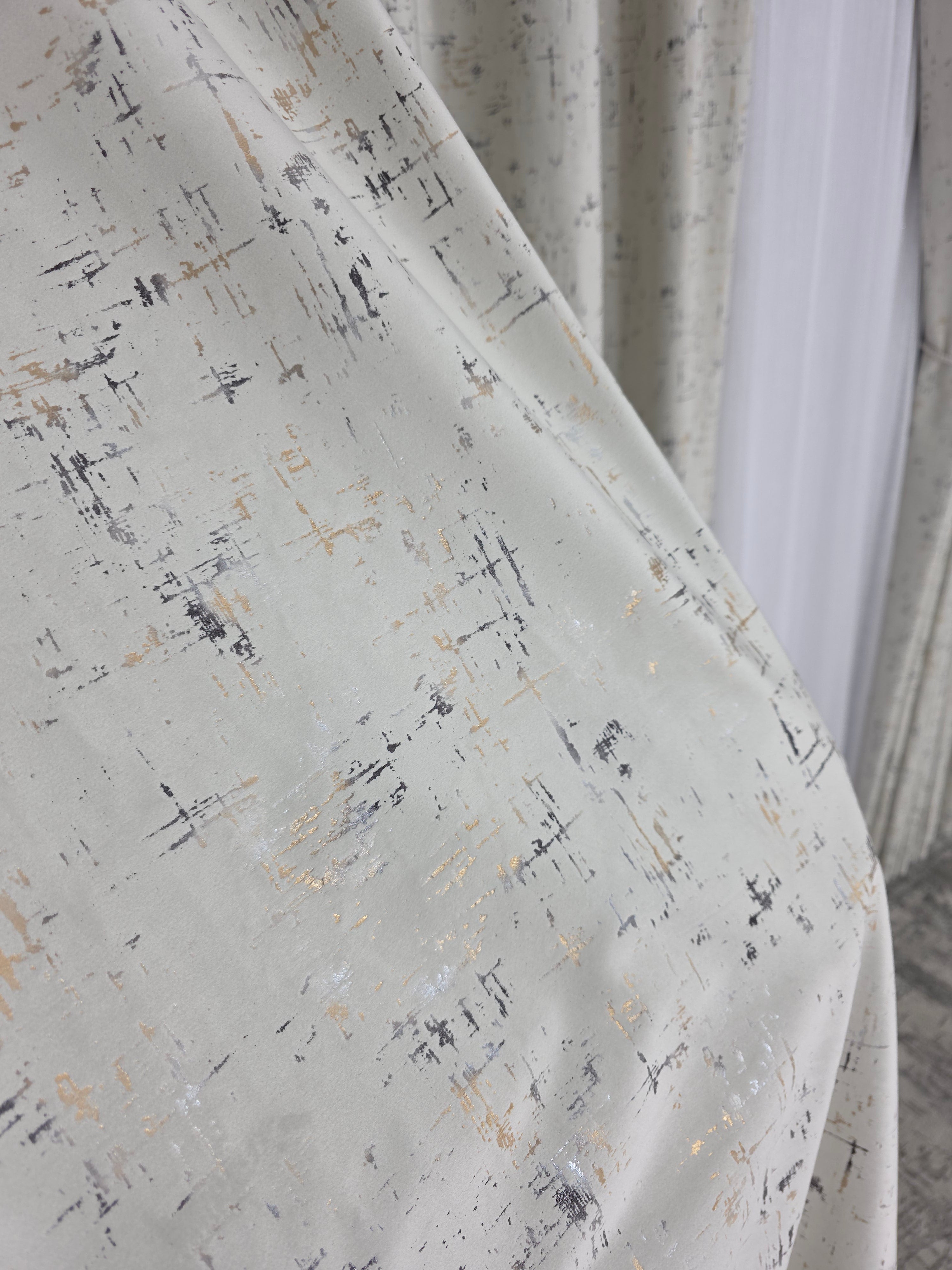 Colectia Pandantiv: Perdea Alba Din Borangic Cu Sidef Argintiu Si Draperie Catifea Crem Cu Insertii