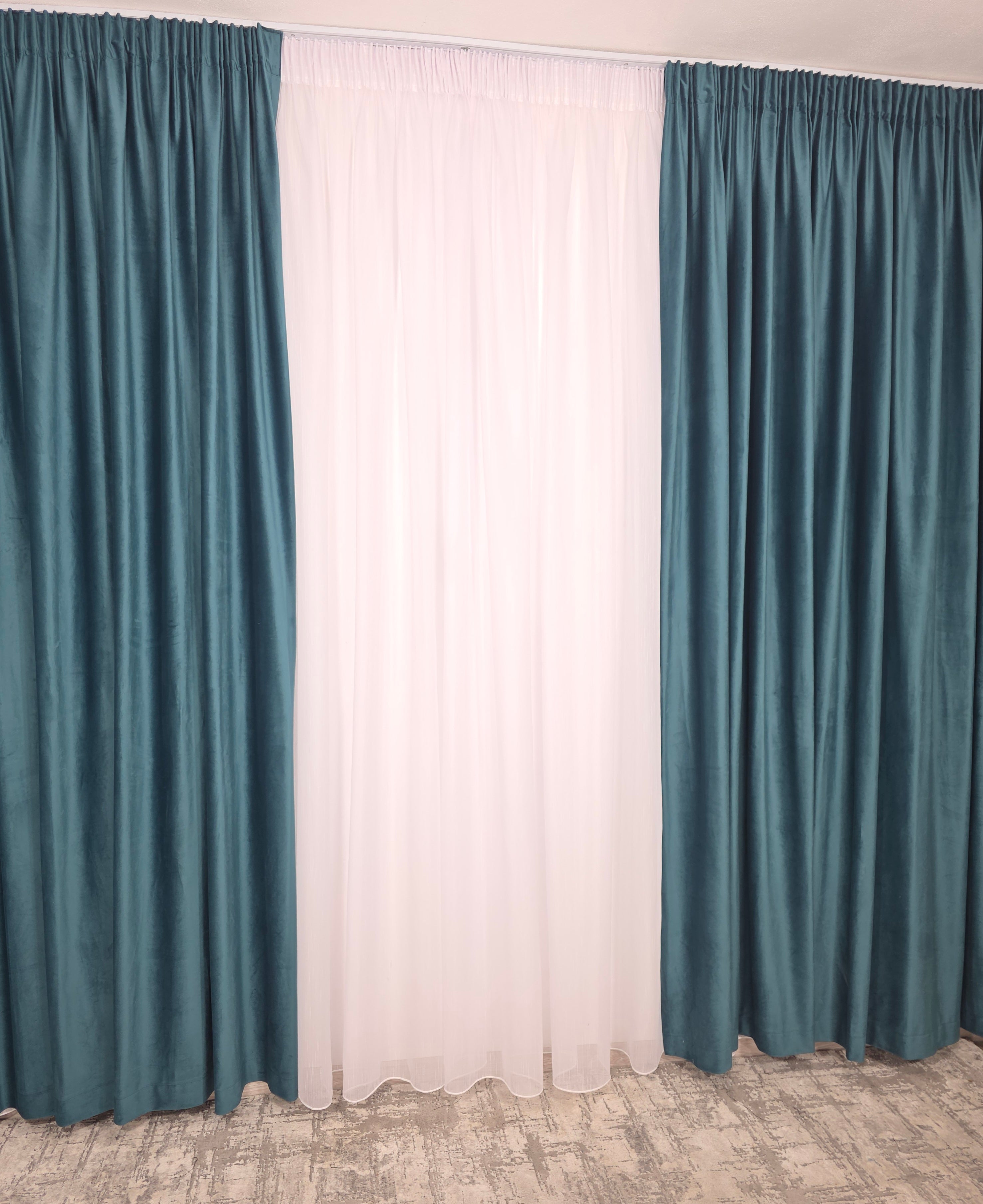 Set Daniela: Perdea Sable Alba plina ca textura Si Draperie Catifea Verde-Turcoaz